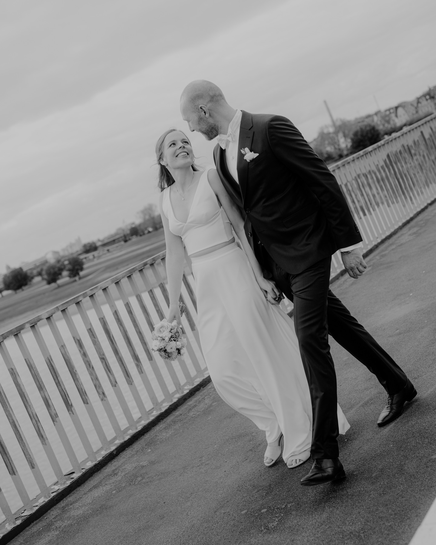 Always in love with autumn weddings 🍁🤍 warm colors, soft light & forever kind of love 🍂✨
#standesamtdüsseldorf #autmnwedding #civilwedding
#hochzeitsfotografin