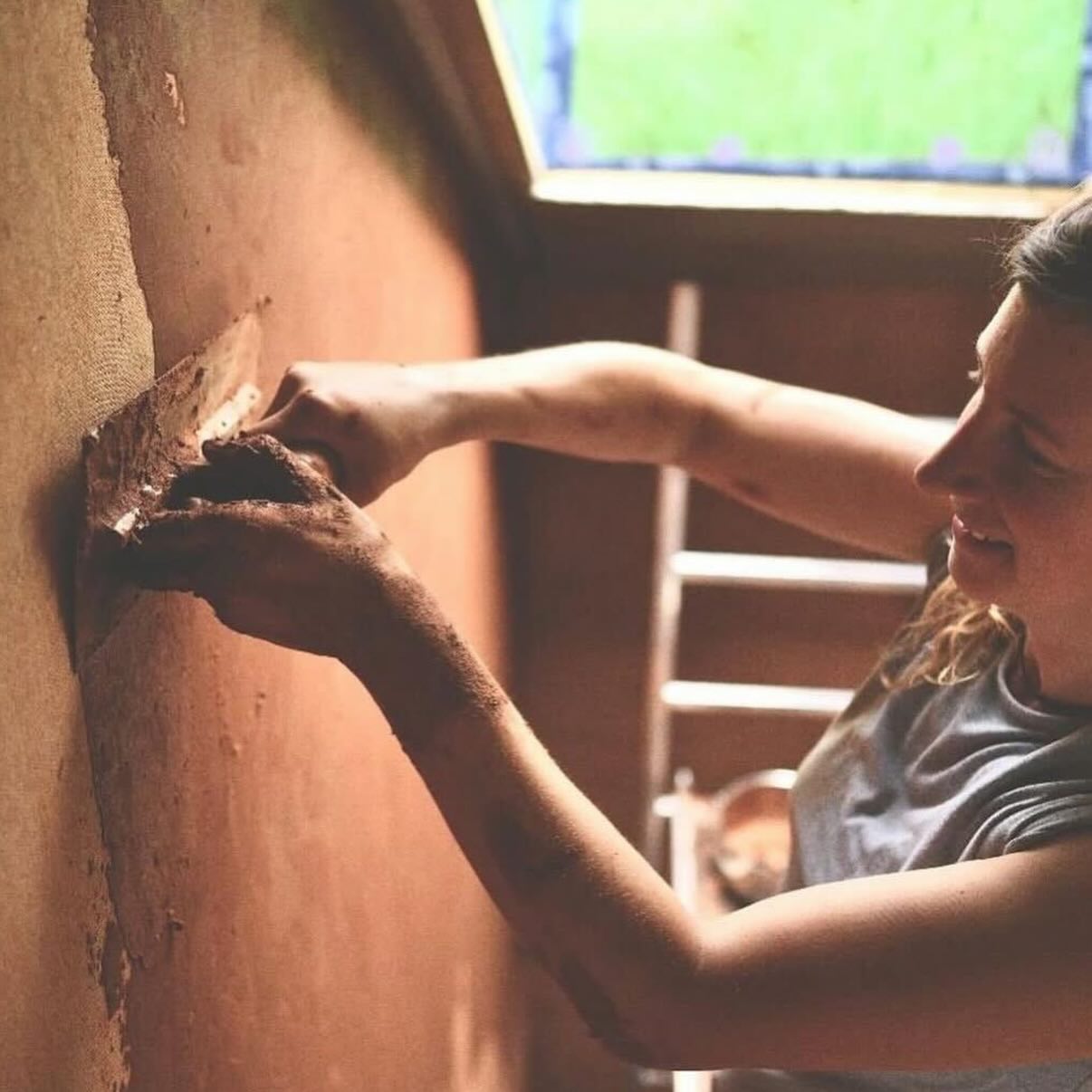 Material Monday! 🧱 made by hand using clay sourced directly from the local landscape, this natural plaster is breathable, low-carbon and beautifully textured. Clay plaster adds depth and warms though its natural colour and tactile character - no two walls are ever the same. By working with what’s already beneath our feet, we reduce embodied carbon and create healthy, earthy spaces that feel grounded and timeless. Learn more about materials at grainarchitecture.com/resources #naturalplaster #naturalbuilding #sustainablearchitecture