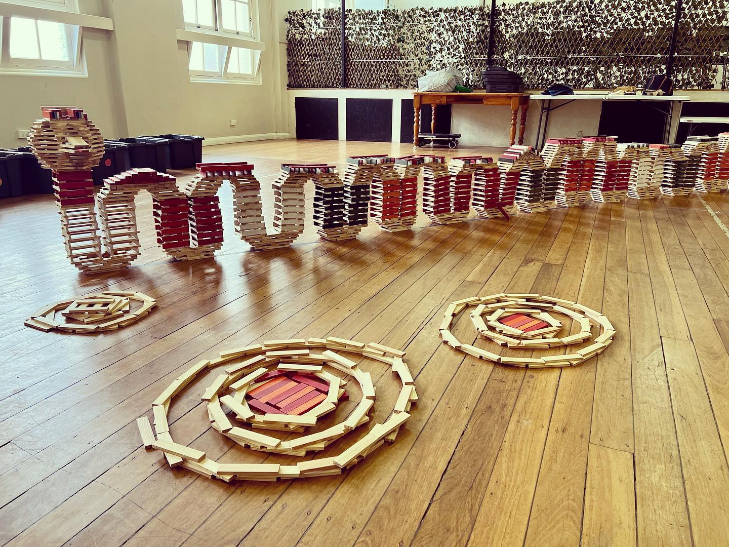 🌈 Rainbow Serpent Dreamtime stories and concentric circle ⭕️ representing campsites and family groups across the country. Great teamwork year 2 from St Thomas catholic school.