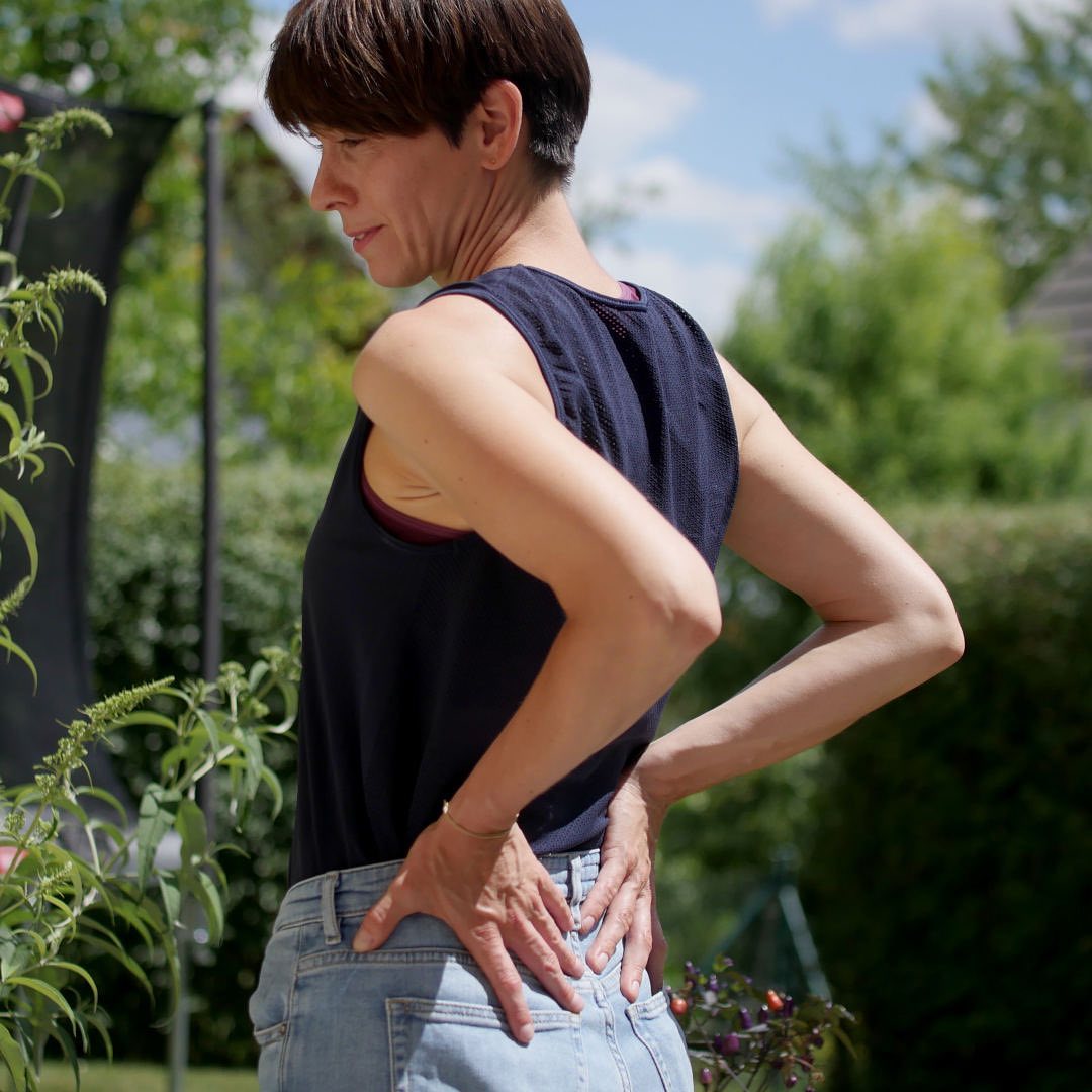 RÜCKENSCHMERZEN
„Als Yogalehrerin kennst du bestimmt keine Rückenschmerzen!“
Über diese Aussage musste ich letztens ein bisschen schmunzeln. Auch wenn ich fast täglich Yoga praktiziere, heißt das nicht, dass ich nicht auch Rückenschmerzen bekommen kann. Gut, ich habe durch meine Yogapraxis eine gewisse Grundmuskulatur entwickelt, die mir eine gute Stabilität im Rücken schenkt. Dennoch hat es mich gerade voll erwischt.
Aus dem Nichts heraus bekam ich vor zwei Tagen ein starkes Stechen im Rücken. Kurze Zeit ging gar nichts mehr. Es fühlt sich an wie ein Hexenschuss.
An mangelnder Bewegung kann es nicht liegen. Ich kenne die Ursache. Ganz klar - Überlastung!
Meine To-do Liste wird gerade länger und länger, ich mache mir Sorgen nicht alles rechtzeitig und vor allem gut erledigen zu können, ich esse gerade unregelmäßig und vor allem nicht das was meinem Körper jetzt gut tun würde. Und das Blöde an meiner momentanen Lebenssituationen ist das ich kaum Pausen mache.
Mein Vata ist klar aus der Balance geraten!
Die ersten Anzeichen dafür waren bereits leichte Verdauungsbeschwerden. Da ich diese mal kurz ignoriert habe, zeigt mein Körper mir jetzt, durch den Hexenschuss, ein klares Stop!
⚠️ Übrigens sind Beschwerden im (unteren) Rücken ein deutliches Anzeichen für ein erhöhtes Vata.
Ich nehme dieses Anzeichen nun endlich ernst und schalte einen Gang zurück. Es dürfen wieder 80 Prozent oder noch weniger genügen.
Was ich jetzt wieder integriere?
👌 Regelmäßige, warme Mahlzeiten
👌 Wieder mehr Struktur in meinen Alltag zurückbringen
👌 Frühes zu Bett gehen
👌 Erdende Mondpraxis am Abend die meinen Rücken entlastet
⚠️ (Achtung, bei Rückenschmerzen nicht zu tief in die Vorbeugen gehen)
👌 Öl, Öl, Öl, sowohl äußerlich als auch innerlich
👌 Abends drei Dinge nennen die ich am Tag echt gut gemacht habe. Das beruhigt zusätzlich meinen Pitta-Perfektionismus
Wo spürst du körperlich wenn du in der Überlastung feststeckst? Erzähl doch mal.
#überlastungssymptome #erschöpfung #rückenschmerzen #rücken #esistzuviel #selbstfürsorge #yohahilft #ayurveda #vata #pitta #gönndireineauszeit #mamaalltag #leichtigkeit #selfcare
