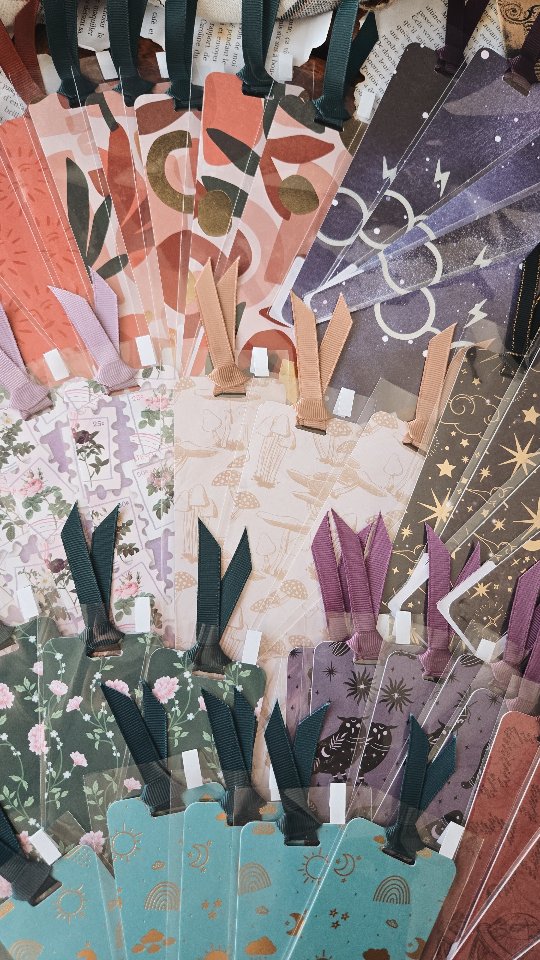 Plein de beaux signets qui seront bientôt en vente à la librairie Carcajou place Rosemère! ✨️
Et il y aura aussi des autocollants de journal de lecture 📚
Quel signet est votre préféré dans la video? 👀
@lib.carcajou
#librairiecarcajou #mariescrafting #bookstaqc #bookstagramquebec #bookishshop
