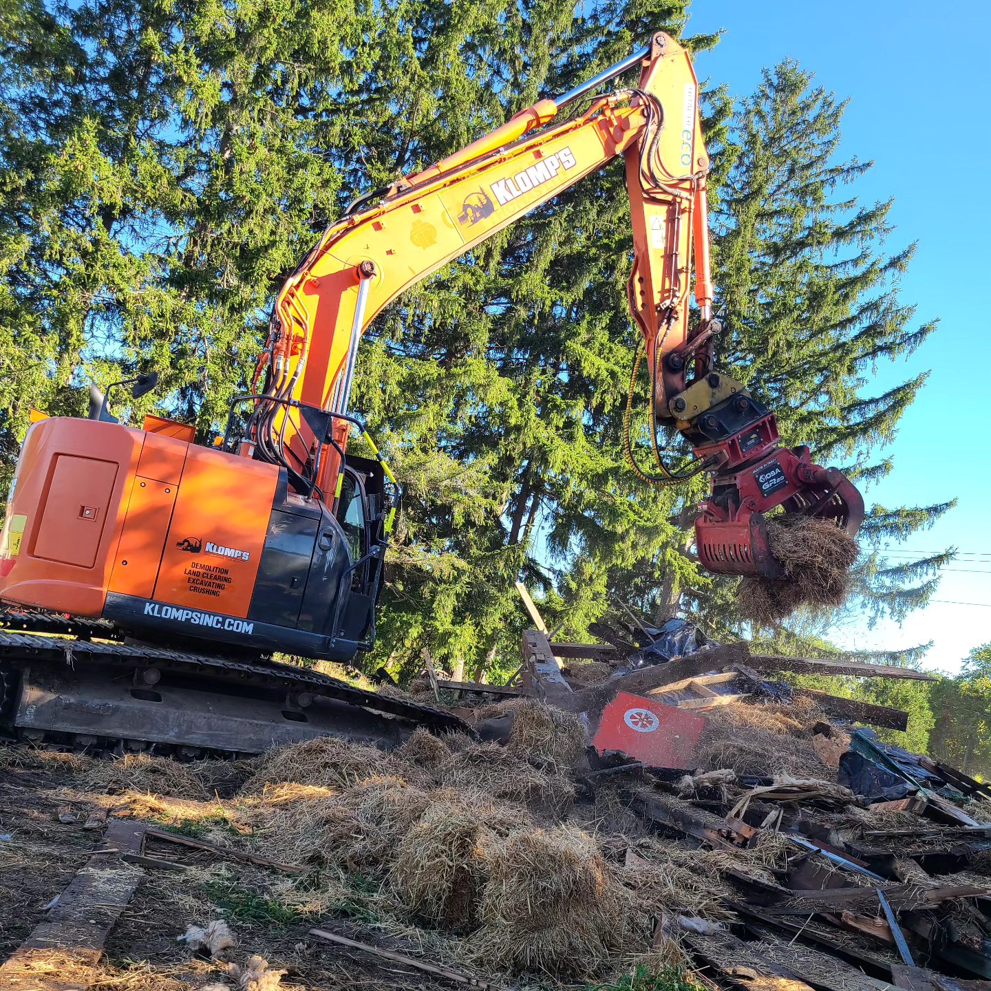 Another farm getting cleaned up today. Contact us for all your demolition needs!
#demolition #demo #rotograp #rotatinggrapple #hitachi #excavator #Klompsinc #farmcleanup #barndemo
