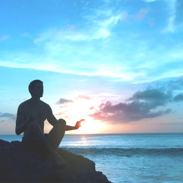 La maggior parte di noi pensa di essere oggettivo nell'esaminare la propria realtà.
C'è da dire però una cosa, la realtà che deriva dall'oggettivita' è soggetta a distorsioni causare da giudizi, aspettative, credenze, speranze e paure.
Avere consapevolezza della realtà significa innanzitutto riconoscere i fattori interiori che influenzano e distorcono la nostra PERCEZIONE della realtà.
La PNL dice che la mappa non è il territorio e noi quindi vediamo la realtà(il territorio), non per come è, ma per come crediamo che sia(la nostra mappa). Da questo punto di vista possiamo aspirare ad essere più oggettivi soltanto lavorando su noi stessi e acquisendo quella consapevolezza che porterà a far coincidere il più possibile la mappa col territorio.
Questo è importante perché quando dobbiamo prendere decisioni o stabilire obiettivi nella nostra vita, è opportuno farlo con tanta più consapevolezza possibile e sarà questo l'elemento fondamentale che accompagnerà i nostri successi.
.
.
.
.
.
#crescitapersonale #cominciamoalmeglio #consapevolezza #coscienza #capire #pnl #felicità #obiettivi #evoluzione #pensieri #cagliarisport #sardegnasport #autostima #potere #convinzioni #cagliari #casteddu #instacagliari #parole #sardegna #sardinia #instasardegna #gratitudine