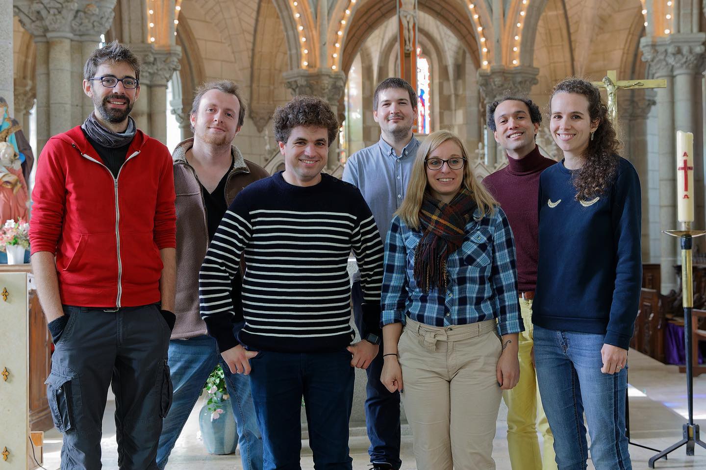 💿 JOUR DE SORTIE
Moment d'émotion pour les membres de notre Ensemble, avec la sortie, ce jour, de notre tout dernier disque "Le temps d'une chanson".
L'occasion de dévoiler la photographie de fin d'enregistrement réalisée par notre talentueux Francis Payol.
Notre nouvel album est disponible dès à présent en écoute sur les principales plateformes de streaming :
Apple music :
https://music.apple.com/.../le-temps-dune-chanson/1672746781
Spotify :
https://open.spotify.com/album/1G8P0IAm2X1g9uEYtPzcdG
Deezer :
Lien à venir
Amazon Music :
https://www.amazon.fr/music/player/albums/B0BW63D471
Et en pré-commande physique, sur notre site Internet :
https://www.ensemble-sottovoce.com/boutique
Bonne écoute et n'hésitez pas à nous faire part de vos retours !
#ensemblesottovoce #tempsdunechanson #vocal #quartet #new #release #classical #music #bretagne #france