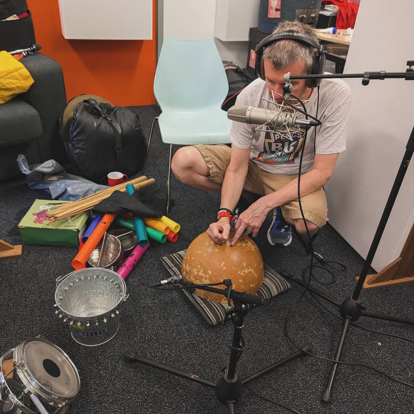 Had the brilliant Paul Clarvis back in today for a new @audionetwork album combining drones and pulsing synths with live percussion. 😀
#musicfortv #synclicensing #productionmusic #soundtrack