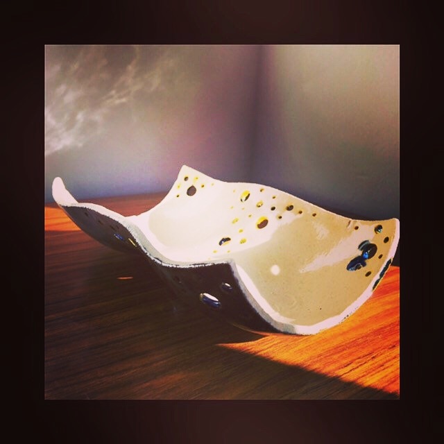 fuente de olivas stars 1.1 // olive bowl stars 1.1 //olivenschüssel stars 1.1 ⭐️💫✨ i’m happy to announce that my *olive bowl stars 1.1* is from now on available on #etsy 🎉check it out ❤️ * *
#collectionstars * *
#ceramicaceramicskeramik #lozadelftwaresteingut #perforadoholeylöchrig #engobe #vidriadoenameldedglasiert #100% #hechoamanohandmadehandgemacht
#ceramica #ceramics #keramik #loza #delftware #steingut #perforado #holey #löchrig #vidriado #enamelded #glasiert #hechoamano #handmade #handgemacht #pottery #instapottery #collectionstars #oha_saskia_tuerk #staytuned #etsy #etsyshop