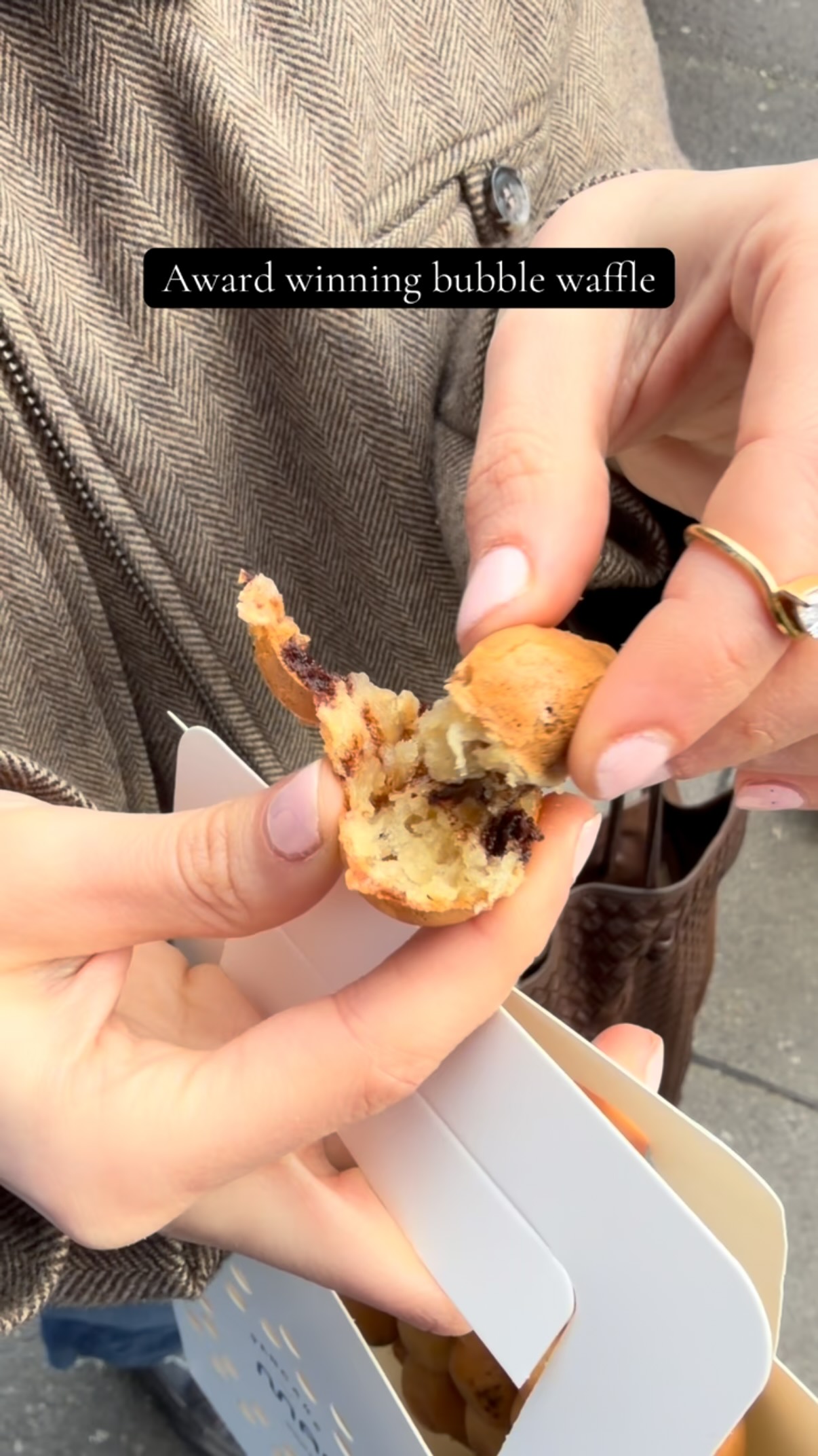 Mammy Pancake - Award winning waffles in Portobello Road.
This was an amazing way to have waffles! Crunchy on the outside and soft in the inside. We have to add that there is very nice and friendly staff! We recommend getting a fruit infused option like the the banana chocolate. You will hear the crunch sound when you take a bite.
#bubblewaffle #pancakereview #londonguide #foodguide #fyp