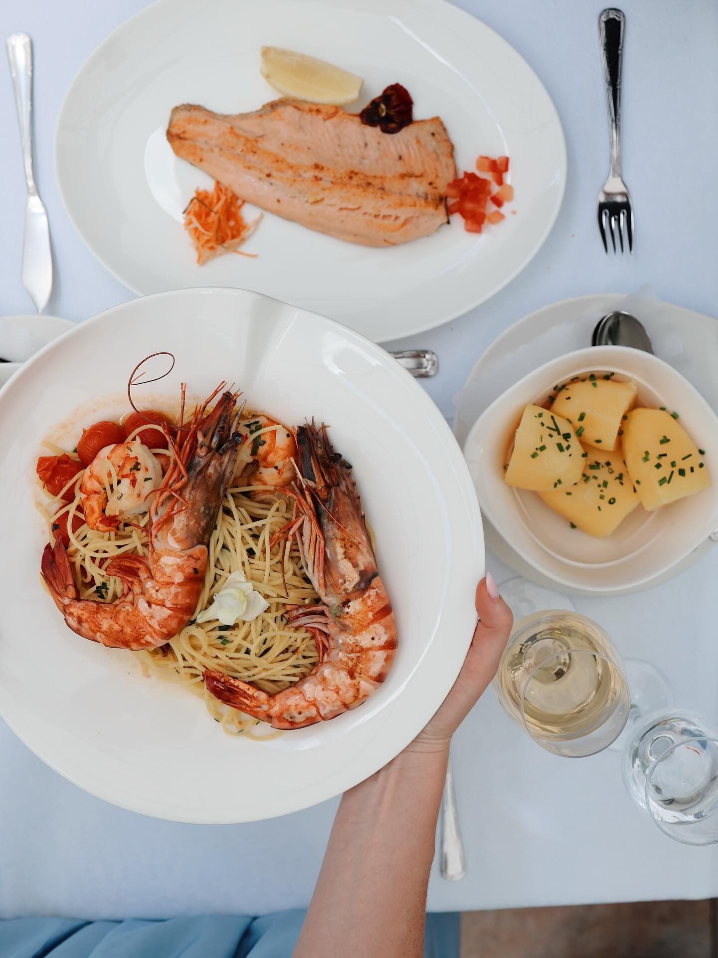 Willkommen zurück – wo Genuss auf Herzlichkeit trifft 💚
Liebe Gäste, liebe Freunde des Hauses,
wie schön, dass wir Sie ab 30.01.2026wieder bei uns begrüßen dürfen! 🌲
Mit frischer Energie und großer Freude im Herzen sind wir bereit, Sie wieder in unserem kleinen Paradies im Schwarzwald zu verwöhnen. Mit Leidenschaft und Liebe zum Detail kreieren wir für Sie feinste Fischspezialitäten aus tagesfrischen Zutaten 🐟, köstliche Fleischgerichte 🥩 und raffinierte vegetarische Kreationen 🌿 – für jeden Geschmack das Richtige.
Genießen Sie bei uns mehr als nur ein Essen – erleben Sie Momente der Entspannung, umgeben von der beruhigenden Schönheit der Schwarzwälder Natur. Ob Sie sich bei uns kulinarisch verwöhnen lassen oder in unserem gemütlichen Hotel zur Ruhe kommen möchten: Wir schaffen einen Ort, an dem Sie sich rundum wohlfühlen. ✨
Hier dürfen Sie ankommen, durchatmen und genießen. 🍽️
Jeder Gast ist uns wichtig, jedes Gericht wird mit Hingabe zubereitet. Denn für uns bedeutet Gastfreundschaft, Sie wie gute Freunde zu empfangen. ❤️
Wir können es kaum erwarten, Sie wiederzusehen!
Herzliche Grüße
Familie Zordel und Team