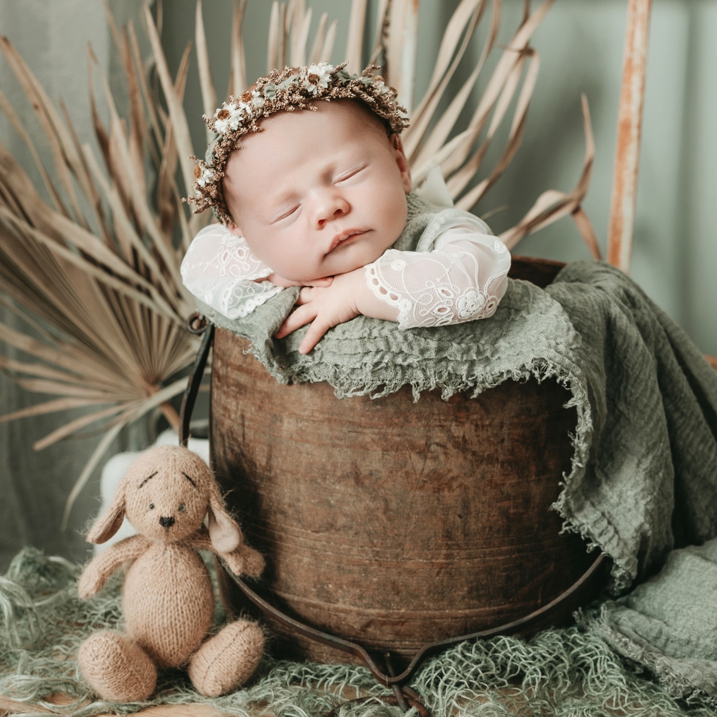 Ich habe euch noch soooo viele Fotos zu zeigen ✨
Viele davon sind sogar noch vor Weihnachten entstanden –
aber dieses hier wollte ich unbedingt vorziehen 🧡
Es ist beim ersten Shooting im neuen Jahr entstanden,
nach einer kleinen Umgestaltung im Studio und mit einem Set, in dem ich einiges ausprobieren durfte 🧡.
Mama wünschte sich von ganzem Herzen, dass ich ihren kleinen Schatz fotografiere 🫶
Die Kleine war fast vier Wochen alt,
hat wunderbar geschlafen,
war einfach nur zauberhaft
und hat mir dieses Shooting so leicht gemacht 🫶
Umso mehr freue ich mich,
dass ich euch diese Bilder jetzt endlich zeigen darf 🧡
#neugeborenenshooting #babyshooting #fotografineschweiler #fotostudioeschweiler #momytobe