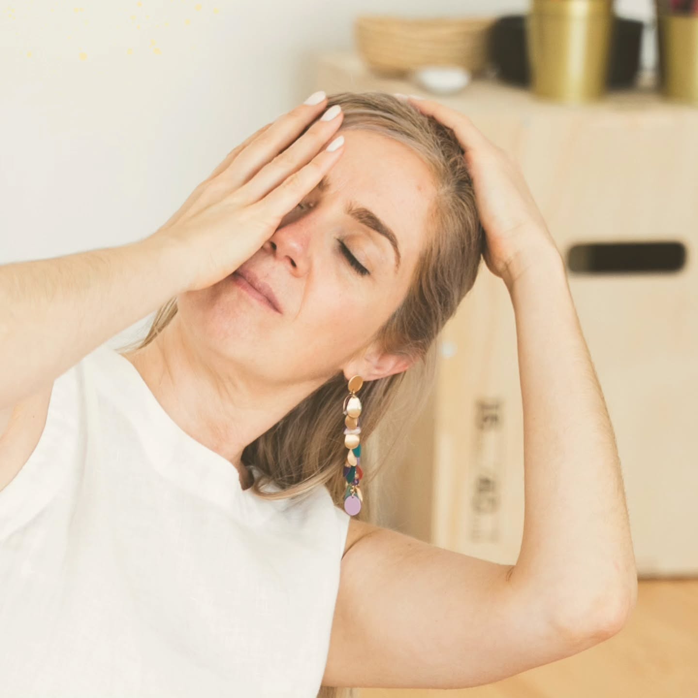 Há coisas que aprendemos quase sem perceber. Sorrir quando algo fere, calar quando um limite é atravessado, normalizar pequenas invasões que chegam disfarçadas de cuidado, ironia ou boa intenção. A agressividade passiva raramente levanta a voz, mas instala-se no corpo.
Nem todo o abuso é evidente. Existem violências subtis, repetidas, muitas vezes aceites como normais. E existe um custo silencioso em permitir demais, em esconder o desconforto, em adaptar-se para não incomodar.
Quanto permites?
Quanto escondes?
Quanto de ti fica por dizer?
Os limites não afastam o amor. Aproximam-nos de nós. E quando são claros, devolvem presença, dignidade e verdade ao corpo que habitamos.
Com Amor, ❤️
Lisa Bompastor
📸 @cristianaeiras
Agenda
Especialização em Movimento Terapêutico
5ª edição / Janeiro a Maio - Porto
Inscrições abertas
Facilitador em Movimento Consciente & Dança Expressiva
2ª edição / Março a Maio - Online
Inscrições abertas
- Link na bio -
#movimentoterapeutico #dançaterapia #movimentoconsciente #presença #autenticidade