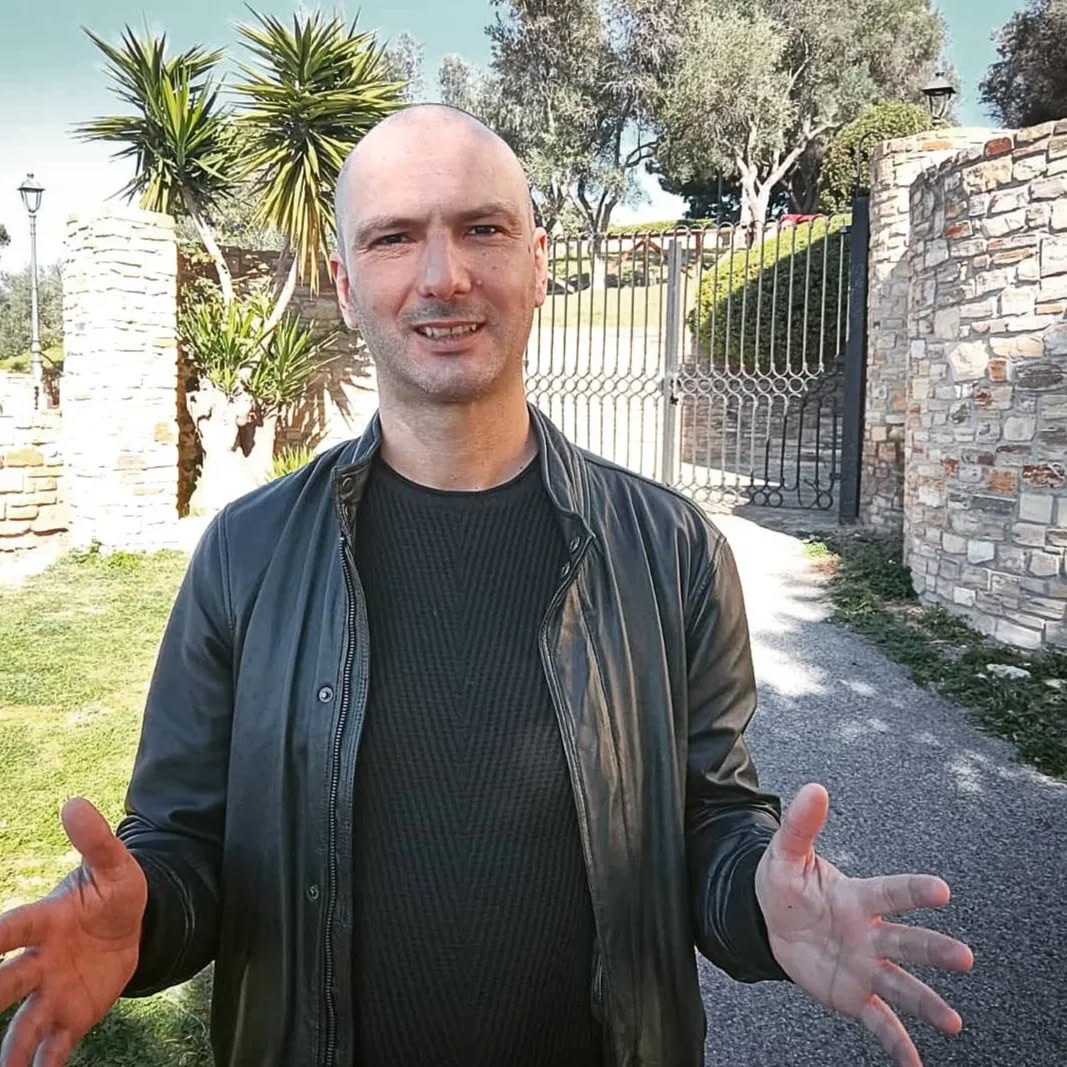 L' obiettivo e l'espressione del sé.
Durante le sessioni di coaching, magari per aiutare a risolvere una problematica, oppure per definire e raggiungere un obiettivo, spesso succede qualcosa di particolare.
La persona che mi contatta, magari ha un obiettivo, che può essere una realizzazione in ambito lavorativo, un obiettivo economico oppure di salute e benessere.
Dopo averlo analizzato nel dettaglio, il partner della sessione (coachee), ha un immagine molto chiara del suo obiettivo.
Spesso, a quel punto, chiedo di dare un titolo a quell'immagine. Inaspettatamente, le parole che arrivano da quell'immagine, sono parole che raccontano e descrivono l'amore.
In quel momento la persona capisce che, attraverso il suo obiettivo, qualunque esso sia, sta in realtà dando voce all'amore che ha dentro di sé.
E non intendo l'amore incondizionato, l'amore per se stessi o l'amore romantico.
Avviene un cambio di prospettiva, come se l'obiettivo finale, altro non fosse che l'espressione di qualcosa di più profondo.
Noi vediamo le persone che realizzano la loro vita come imprenditori, networker, insegnanti, artisti ecc ecc... Ma, dopo un percorso di consapevolezza, capiamo che nel realizzarci all'esterno, stiamo dando forma e azione all'amore, inteso in questo contesto, come "scintilla divina", secondo alcune tradizioni, oppure come la nostra più autentica espressione del sé.
In quell'istante mente conscia, subconscio e superconscio si sono allineati generando uno stato di coscienza molto forte.
Così, l'obiettivo definito inizialmente, viene inglobato dal vero obiettivo più profondo, che sarà quello che darà la vera gioia o la vera pace interiore al momento del suo raggiungimento.
.
.
.
.
.
.
.
#crescitapersonale #autorealizzazione #coscienza #amore #autostima #espressionedelse #cominciamoalmeglio #obiettivi #coachingcagliari #goal #coachingsardegna #cagliari #instacagliari #cagliaricity #sardegna #sardinia
