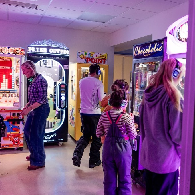 Alongside night-skiing The Big D at @hothamalpineresort tonight, you can also take shelter from the cold in our action packed arcade games room!
Delicious burgers, snacks, refreshments & guess what Mums & Dads?
We are fully licensed.
#mthotham #familyfun #arcadegames #win #frankiehotham #hothamalpineresort #mounthotham #hothampics @capture_by_karen