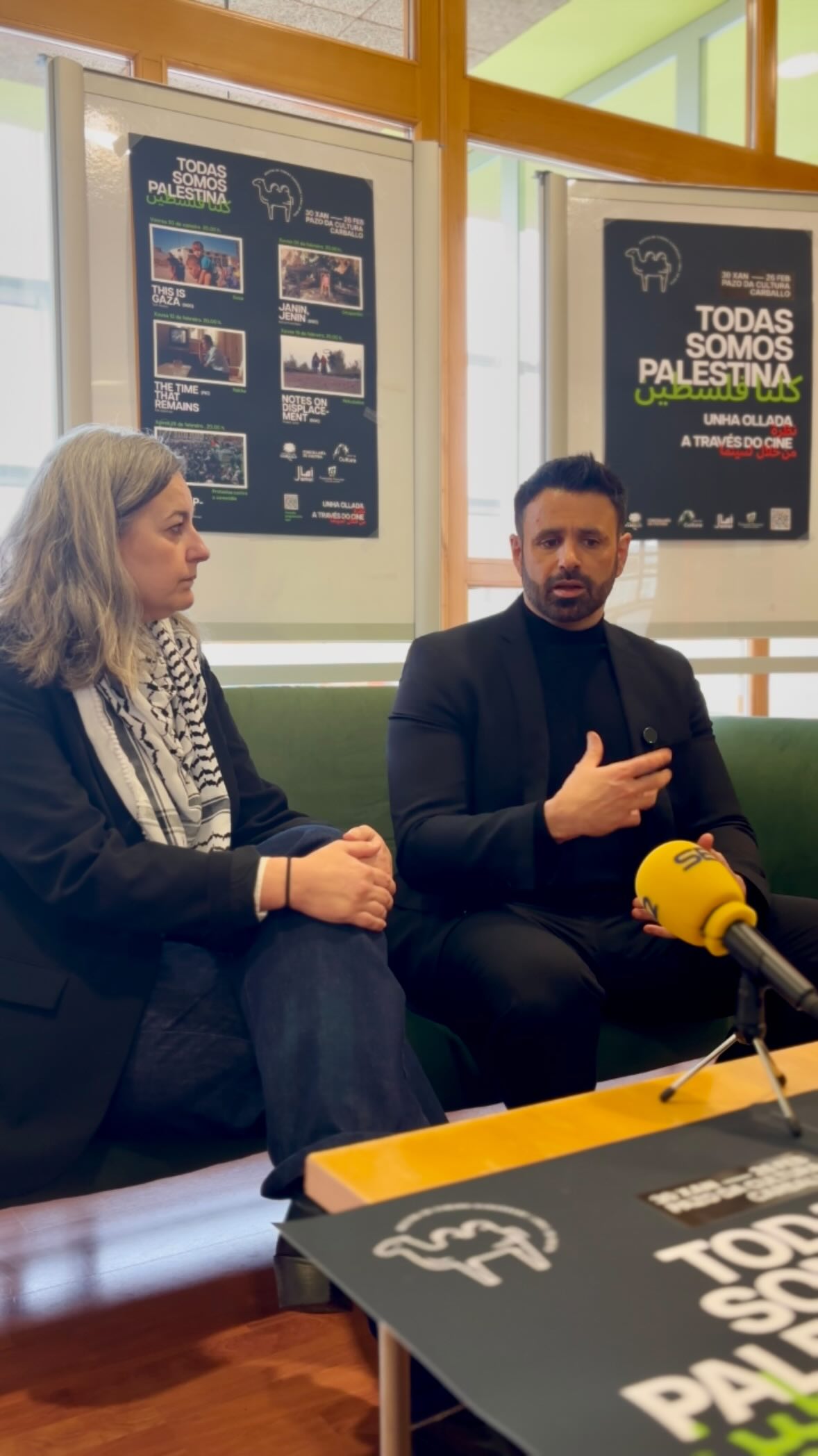 Hoxe presentamos en @carballomola a novena edición de Amal en Ruta 🎥 Un ciclo de cine que non só busca visibilizar a barbarie, senón tamén tomar consciencia colectiva da importancia de defender os dereitos de todos os pobos e plantarnos fronte ás masacres 🌍
📍 Do 30 de xaneiro ao 20 de febreiro no Pazo da Cultura
Ghaleb Jaber Martínez, presidente da Fundación Araguaney, e a concelleira de Cultura de Carballo, Maruxa Suárez Cotelo, foron os encargados de presentar esta novena edición na vila.