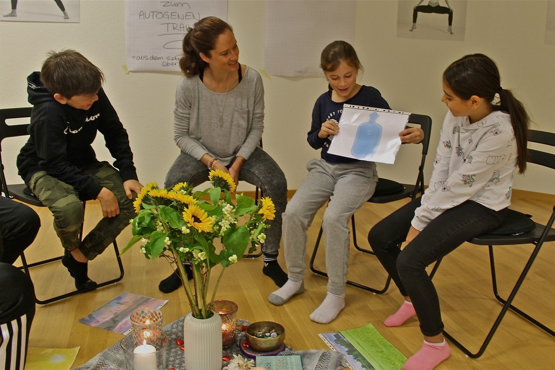 Autogenes Training ist eine super effiziente, einfach zu erlernende und medizinisch anerkannte Entspannungsmethode! Sie ist grad bei Angst-und Stresszuständen bei Jugendlichen sehr hilfreich. Einmal gelernt können unsere Kinder ein Leben lang davon profitieren!
Jetzt anmelden Kursstart in Baden am 24.8.22.
Feedback nach AT Teens Kurs:
Sandra ist sehr kompetent und hat einen wunderbaren Zugang zu Jugendlichen, ich kann ihren AT basic Teens Kurs wärmstens empfehlen!
J, Kinderärztin, AT Teens Kurs Mutter
https://www.ruheanker.ch/basic-kurs-teens