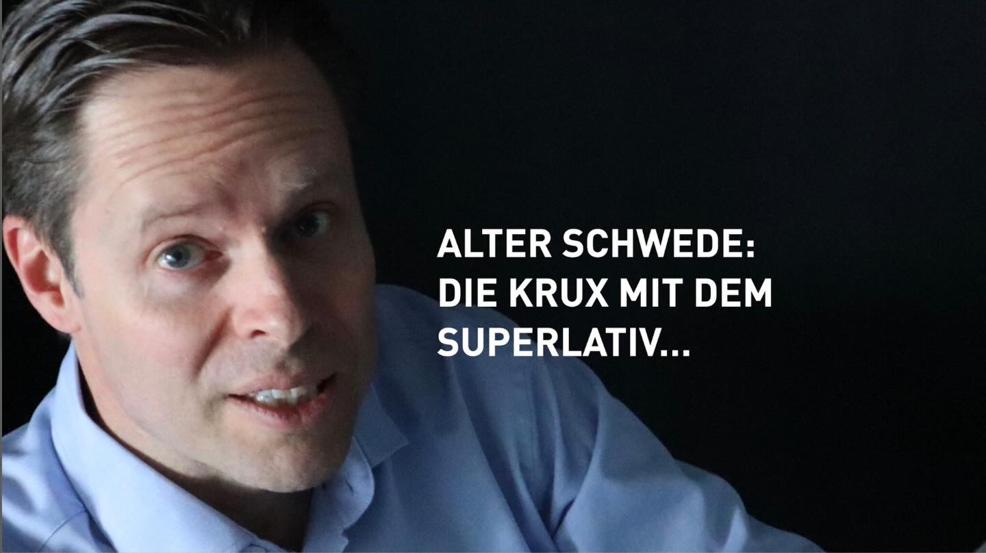 𝐀𝐥𝐭𝐞𝐫 𝐒𝐜𝐡𝐰𝐞𝐝𝐞: 𝐃𝐢𝐞 𝐊𝐫𝐮𝐱 𝐦𝐢𝐭 𝐝𝐞𝐦 𝐒𝐮𝐩𝐞𝐫𝐥𝐚𝐭𝐢𝐯...“
Kennen Sie das: Man drückt Ihnen das Beste des Besten in Ihre Wahrnehmung (gefragt oder ungefragt). Beiträge über die größte Liebe aller Zeiten. Oder den allerbesten Job, den jemand macht. Und das ohnehin einzigartigste Produkt und den superhypercoolsten Arbeitgeber.
Warum? Weil viele glauben, dass in einer Zeit des (Personal) Brandings, der Informationsflut, der sinkenden Wahrnehmungszeiten und der hohen Wahrnehmungsschwellen nur mehr die beste und emotional lauteste Kommunikation ans Ziel führt. Oder glaubwürdiger erscheint. Oder mehr Impact hat.
Der Superlativ ist sinnbildlich wie ein Gewürz beim Kochen: Richtig dosiert macht er den Unterschied und hebt das Ganze nochmals höher, umschmeichelt unsere Geschmacksnerven und verführt zu einem „Mhhh, ist das gut“. Dann wirkt er.
Inflationär verwendet wird er hingegen unerträglich, übertüncht die Kernbotschaften, macht alles zu einem Einheitsbreit. Wirkt plump. Und killt die Glaubwürdigkeit.
Also bitte: Verwenden Sie ihn überlegt, dosiert und pointiert.
Und fallen Sie so nicht in die Fallgrube jener, die dann – nach der größten aller auf Social Media platzierten Liebesbeziehungen oder den allerallerbesten Job usw. – bei einer Veränderung ihre eigene superste Lobhudelei rasch und lautlos wieder aus dem Channel löschen. Oder sich in verbogenen Argumentationen herauswinden, dass das „Superste des Supersten“ im eigenen Job dann vielleicht doch nicht so super war…oder man selbst zumindest Besser als das Superste ist. ;-)
Just to say…
#erfolg #kommunikation #branding #leadership #strategie