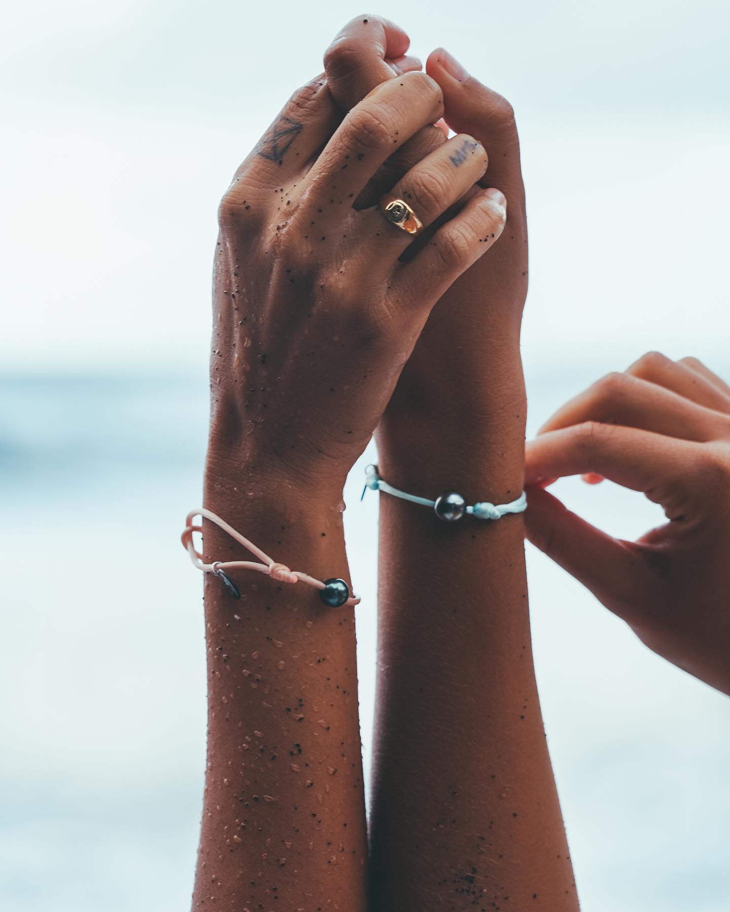 Life was meant for best friends and good adventures ! 👩🏻❤️💋👩🏻
Huge thanks to @jessicaerrero_official & @charlottemint1 for showing her support to ocean protection by wearing #fromthesea bracelet 🌊
By : @mathildezampieri