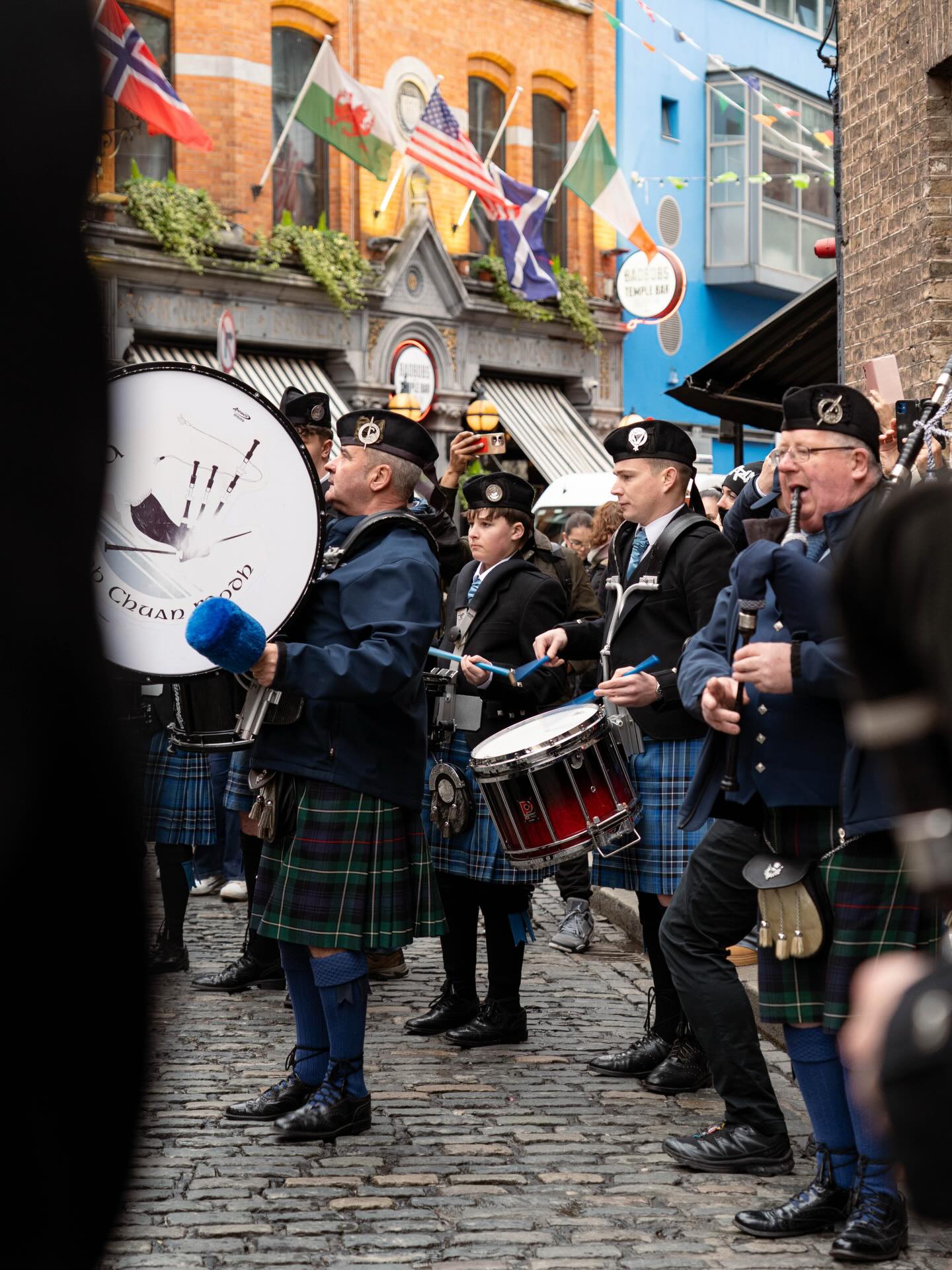 TradFest in Temple Bar wouldn’t be the same without you 💚
See ya next year @clewbaypipeband2012 😏
#TradFest #pipeband #WinterinDublin #TempleBar #Dublin