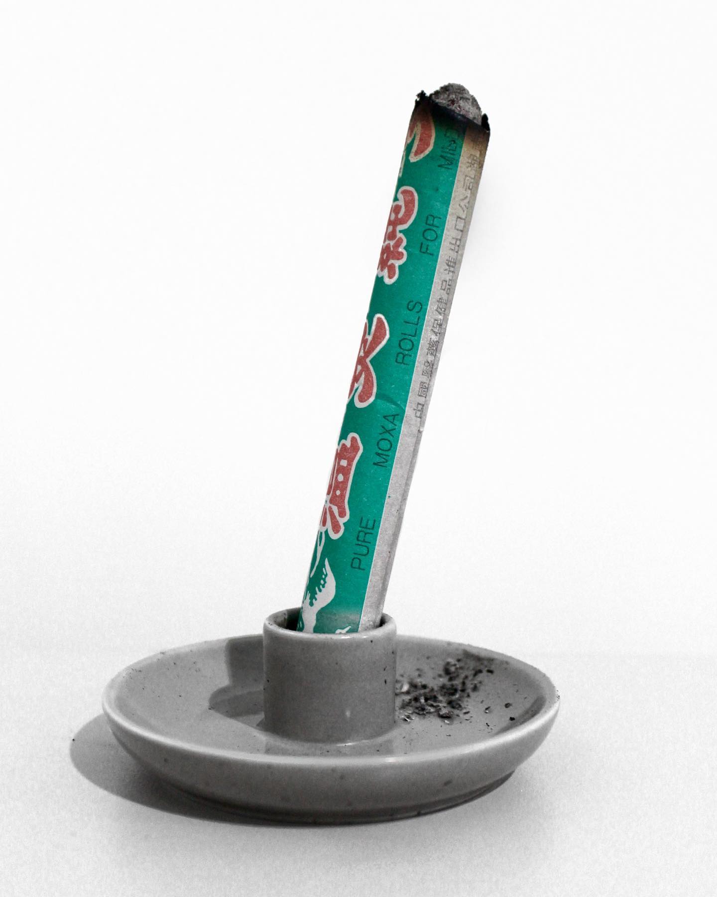 WARM THE BODY //
Moxibustion involves the burning of dried Mugwort (Ai Ye 艾叶) over certain areas of acupuncture points on the body.
Mugwort is a wonderful herb that is warm in nature and helps with promoting circulation of qi and blood. We use these properties of the mugwort to complement our acupuncture treatments to bring warmth and better circulation to certain areas of the body that are unable to warm up, are aggravated by the cold weather or eating cold foods etc.
A few examples of the different types of conditions that may involve moxibustion during the treatment, if the diagnosis fits includes lower back pain, frozen shoulder, stomach pain, breech baby, arthritis, period pain and low energy.