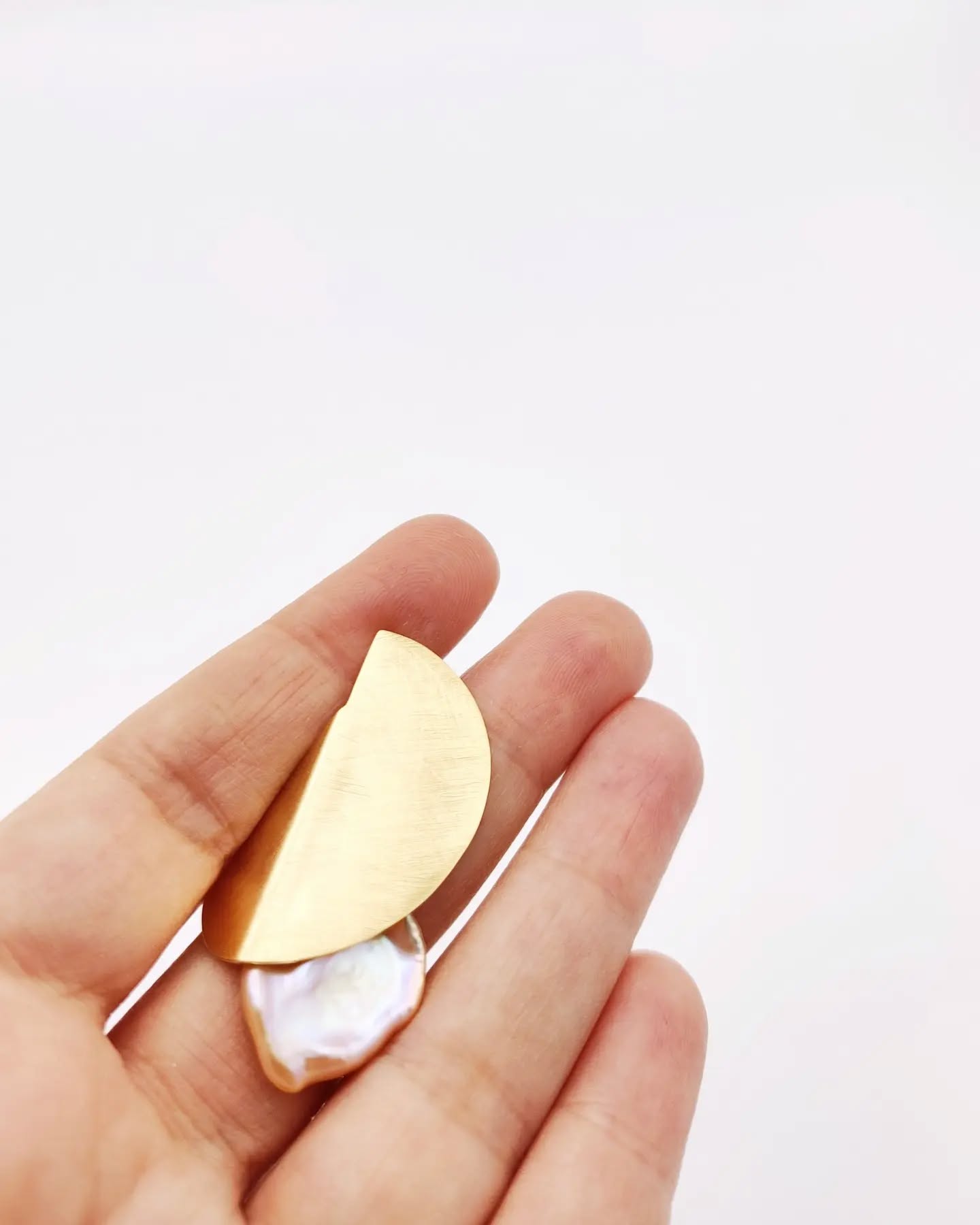 Pink ladies! 🖤
.
.
.
.
.
.
.
.
.
#katerinapimenidujewellery #katerinapimenidu #freshwaterpearljewelry #freshwaterpearl #freshwaterpearlearrings #earrings #jewelrymaker #jewelrydesigner #designerjewelry #jewelry #jewellerydesigner jewelrymaking #handgemaakt #pearlearrings #freshwaterpearljewelry #greekdesigner #greekdesign #handmadejewelry #uniquejewelry #keshipearls #contemporaryjewelry #earrings #contemporaryearrings #renovatedpearls