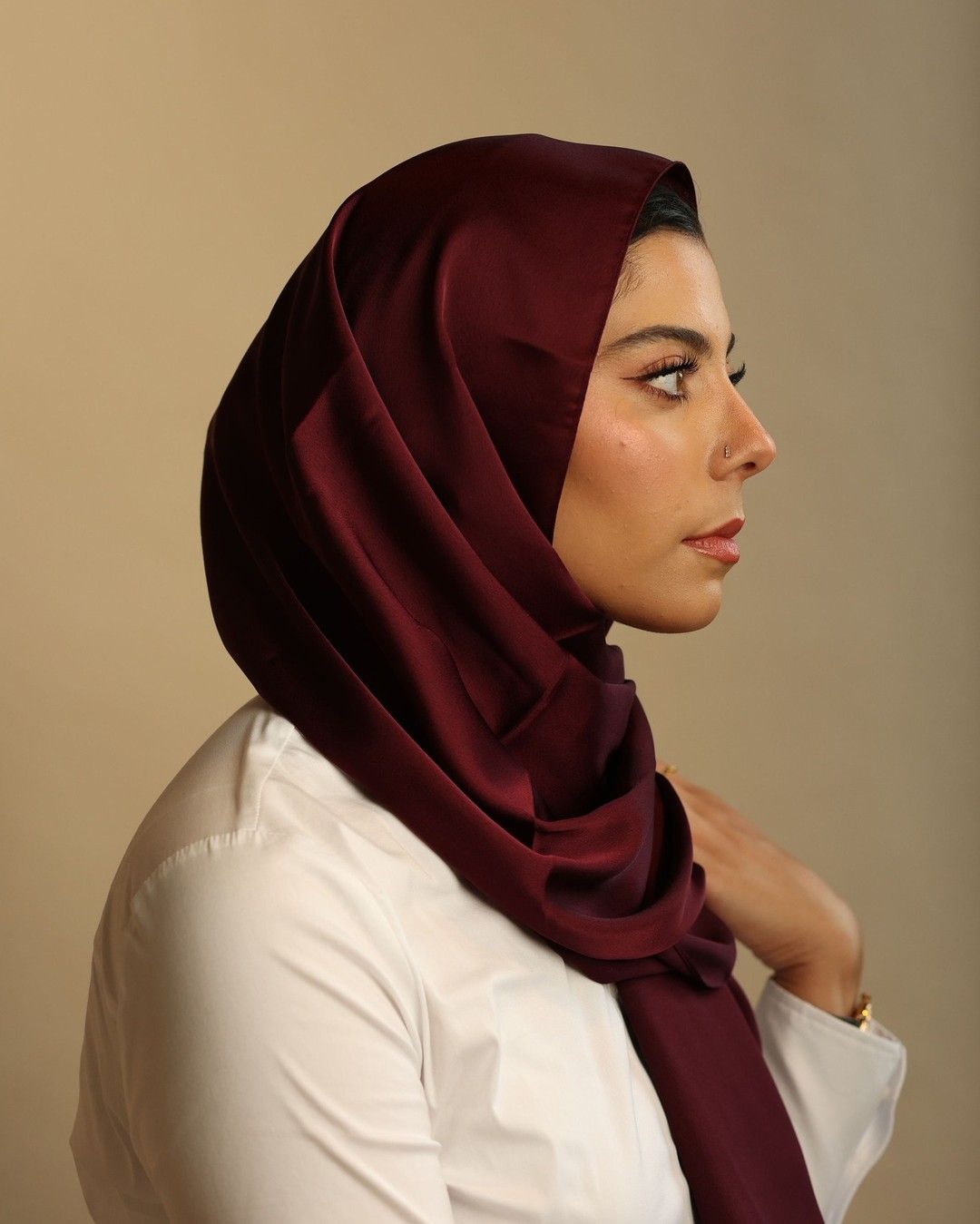 ✨Notre satin est disponible dans plusieurs couleurs avec une brillance et un drapé magnifique qui est un must pour les événements formels et le glamour.
Tissu opaque et très brillant avec une touche de stretch
Assez polyvalent pour toute saison ou occasion.
Sous-écharpe et/ou épingles magnétiques recommandées pour éviter de glisser.
Photographe: @olaphotos.ca
#hijab #fashionhijab #hijabfashion #hijamontreal #hijabmontreal #ootd #hijabers #hijabootd #muslimah #modehijab