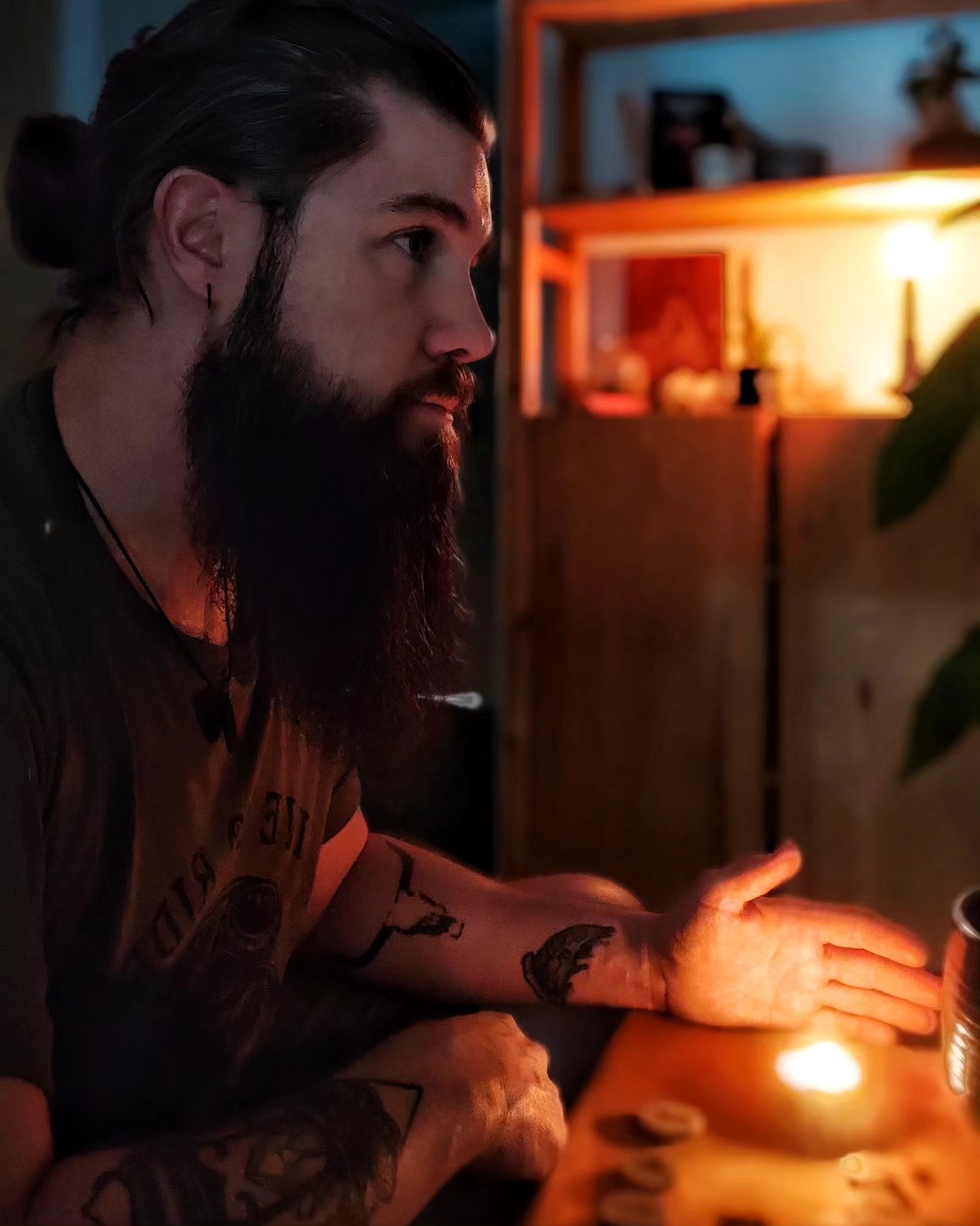 Qui suis-je ?
Un ptit gars qui s'est développé grâce à une envie d'illuminer sa vie, une vie qui mérite d'exploiter toutes ses faces invisibles et ses capacités.
Tout est en nous, il suffit d'apprendre à l'utiliser et c'est ce que je fais chaque jour. Chaque jour est une bénédiction qui dévoile petit à petit ses trésors.
En tant que thérapeute énergétique, j'ai comme valeur la guérison holistique des personnes que j'accompagne soit sur les plans, physique, émotionnel, mental et spirituel.
Ma méthode se fonde sur l'utilisation de diverses techniques pour t'aider à ton auto-guérison comme le magnétisme, le LaHoChi et la guérison des chakras, le tout sur une touche de magie nordique que j'affectionne tout particulièrement.
Je suis un éternel élève, j'expérimente de nouvelles techniques en continu, de développement de soi, de chamanisme, pour parfaire mon propre chemin afin de t'aider au mieux à trouver le tien.
N'hésite pas à me contacter que ce soit pour un travail au cabinet ou à distance !
#alignementénergétique #connexionspirituelle #energienaturelle #guerisonenergetique #guerisonholistique #lahochi #magnetisme #soinsenergetiques #energie #harmonie #therapeuteenergetique #guerison #devperso #suisse #bulle