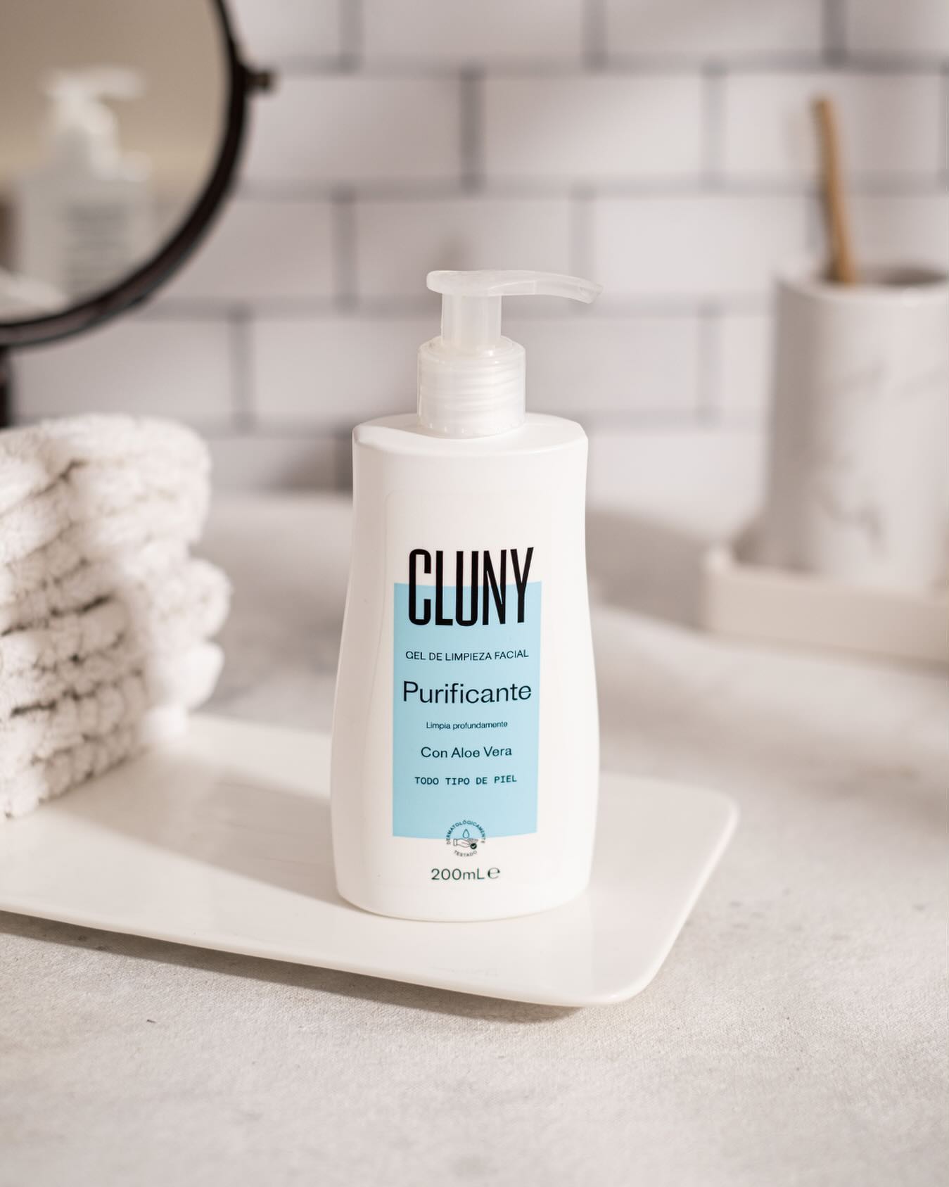 Tu marca merece el mejor enfoque. 🧴✨ ¿Necesitas destacar los detalles de tus productos? En Fotobrand Studio capturamos la esencia de lo que ofreces. #ProductPhotography #Branding