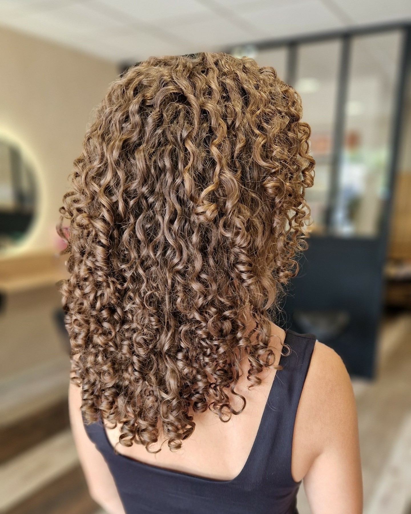 Un avant/après plein d’énergie ✨
Ses bouclettes reprennent vie, la forme respire, et tout son volume naturel s’exprime à nouveau.
🗨️ Tu préfères les frisés courts ou plus longs ?