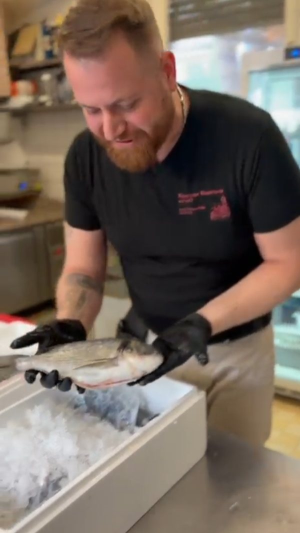 „Frisch, frisch!“ Unser Küchenchef Gianluca präsentiert Ihnen den frischen, hochwertigen Fisch, der bei uns eintrifft und nur darauf wartet, für Sie zubereitet zu werden. Wir freuen uns, Sie im Restaurant Wasserturm begrüßen zu dürfen.
#restaurant#pescefresco#frish#fish#germany