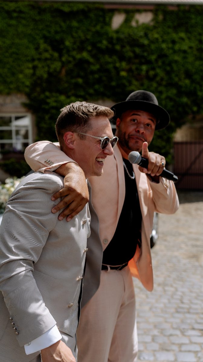 Real Wedding Inspo: Wie versprochen nehme ich euch weiter mit hinter die Kulissen! ✨
Heute im Spotlight: Der Sektempfang.🥂🍾
Zwischen Tortenanschnitt im Tageslicht und den ersten Party-Vibes sind diese Momente entstanden. Das Ziel? Alles natürlich und authentisch festzuhalten – genau so, wie es sich angefühlt hat. 📸✨
#realweddingphotography #heiratenpfalz #hochzeit2026 #hochzeitsfotografpfalz #heirateninderpfalz