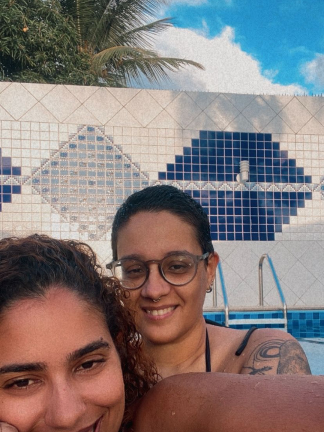 Hoje essa gata está fazendo aniversário: 28 anos de muito carisma e charme.
Minha companheira de todos os dias, que me enlouquece e me apoia em igual proporção.
Forte, determinada, esforçada, minha leitora incansável, amiga de todas as horas, e que é dona do mundo (sim, vcs não tem lar, pois é só dela).
Te amo, minha dengosa.
Feliz aniversário. 🧡✨