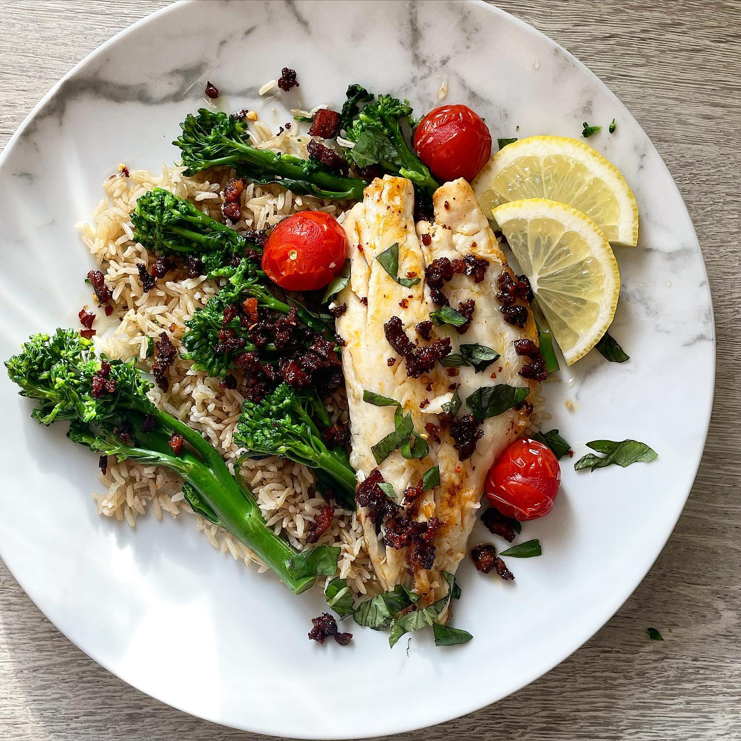 Pan fried seabass, chorizo, tomatoes and broccoli on brown rice, topped with lemon and basil. Nutritious and delicious ✅