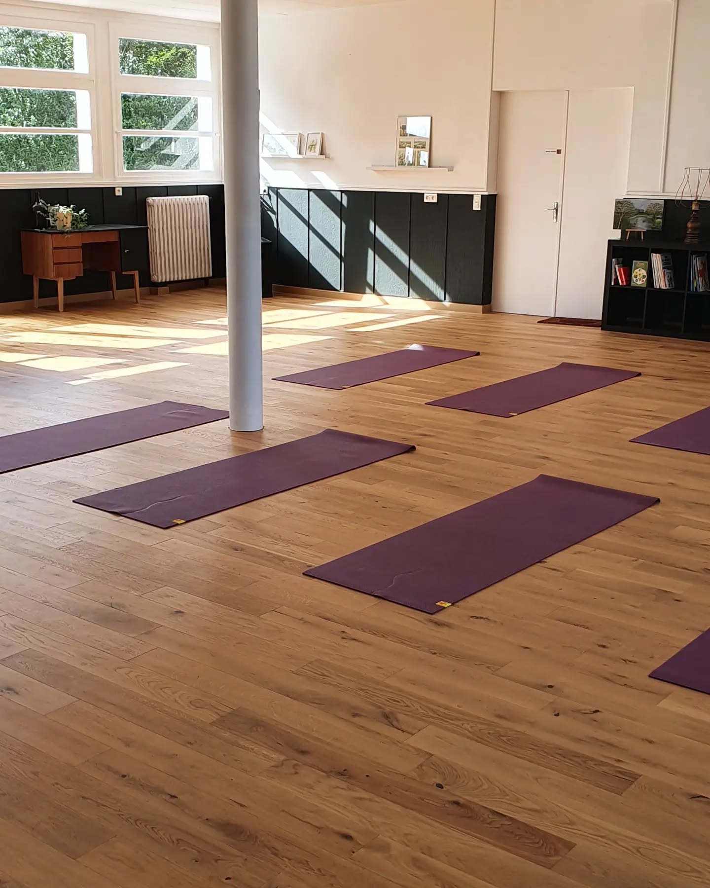 JANVIER 2023 : LES COURS DE COACH-RESPIRATION ® TOUS PUBLICS A GUIDEL REPRENNENT !
Les cours reprennent à l'Îlot Kergaher à Guidel dès le 3 janvier 2023, chaque mardi de 18h15 à 19h30.
En vous inscrivant à mes séances, vous bénéficiez d’un programme complet et d’outils pratiques pour lâcher prise avec le mental et vous reconnecter à votre corps : initiation à la respiration consciente, respiration alternée, étirements des muscles respiratoires, apnées contrôlées, développement des capacités pulmonaires, exercices de coach-respiration® (travail postural, libération du souffle, gestion du stress, apaisement des tensions).
Tarifs :
COURS COLLECTIFS (forfait trimestriel) : 130 €
COURS COLLECTIFS (forfait liberté 4 séances) : 60 €
Les forfaits peuvent être utilisés à Guidel comme à Lorient. Fiche d'inscription téléchargeable sur mon site www.ericruff.fr rubrique agenda.
Pour plus d'infos contactez-moi directement par mail à contact@ericruff.fr.
#respiration
#bien-être
#guidel