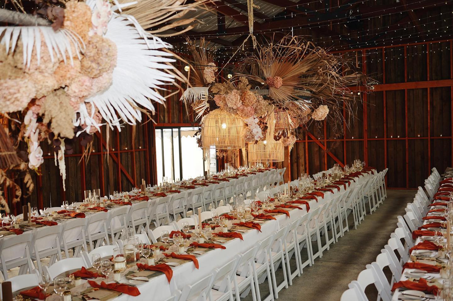 Unbelievably beautiful styling by @styledbybayvick 👌😍
📷 @lesterganzonphotography
#weddingreception #barnweddings #weddingday #southernhiglandswedding #countrywedding #tietheknot #weddingvenues