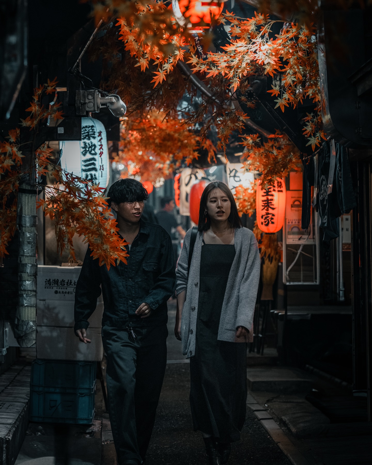 Tokyo auf der Straße fühlt sich an wie ein permanenter Dialog. Neon trifft Schatten. Tempo trifft Geduld. Jeder Zebrastreifen ist eine Bühne, jede Nebenstraße ein leiser Konter zum Lärm der Hauptachsen.
Streetphotography in Tokyo heißt nicht, auf den einen großen Moment zu warten. Er passiert sowieso. Gleichzeitig. Links, rechts, hinter Euch. Menschen verschwinden im Strom, tauchen wieder auf, bleiben kurz stehen. Ein Blick. Ein Griff ans Handy. Ein Automat, der leuchtet wie ein Altar.
Ich mag an Tokyo, dass es Euch nicht anbiedert. Die Stadt läuft einfach weiter. Ihr müsst mithalten. Beobachten. Antizipieren. Und akzeptieren, dass Ihr immer nur ein Gast seid. Genau das macht die Fotos ehrlich. Keine Inszenierung, kein Erklären. Nur ein Fragment aus einem unfassbar dichten Alltag.
Zwischen Shibuya und einer namenlosen Gasse passiert oft mehr als an jedem bekannten Spot. Das Licht kippt, der Regen glänzt auf Asphalt, Züge rauschen über Euch hinweg. Und plötzlich passt alles für den Bruchteil einer Sekunde. Klick. Weitergehen.
Tokyo lehrt Geduld. Und Respekt. Vor Distanz, vor Nähe, vor dem Moment. Streetphotography ist hier weniger Jagd, mehr Zuhören. Wer still ist, bekommt viel zurück.
#tokyo #streetphotography #japanphotography #urbanphotography #fokusfernweh