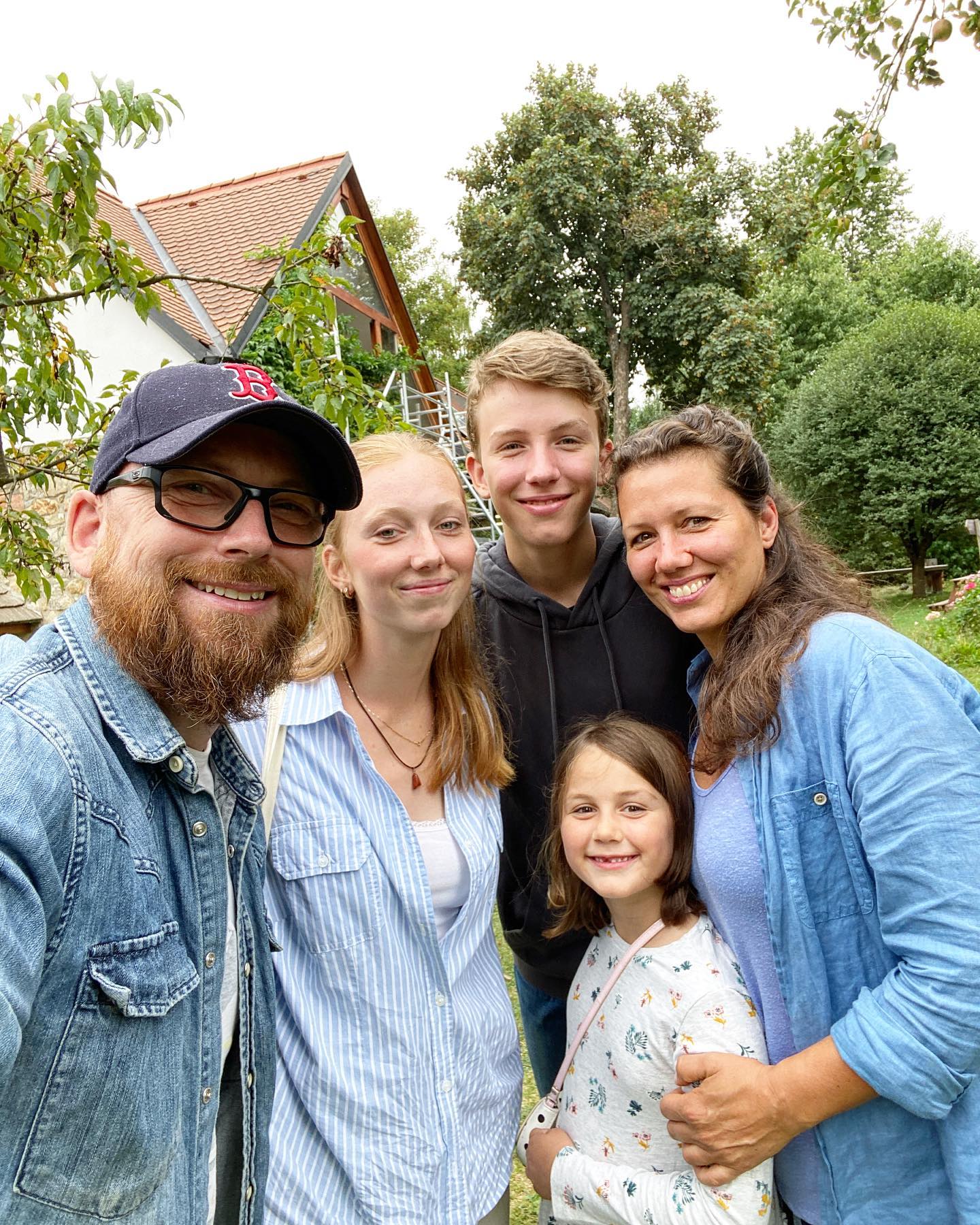 Říhovic familie. 🤠 To jsme my, rodinka z Bělidla. Tentokrát jsme si po delší době odskočili na jiné krásné místo do @marizrest 😊 #nabelidle43 #ondastatek #vylet #familie #rodinka #jsmeparta