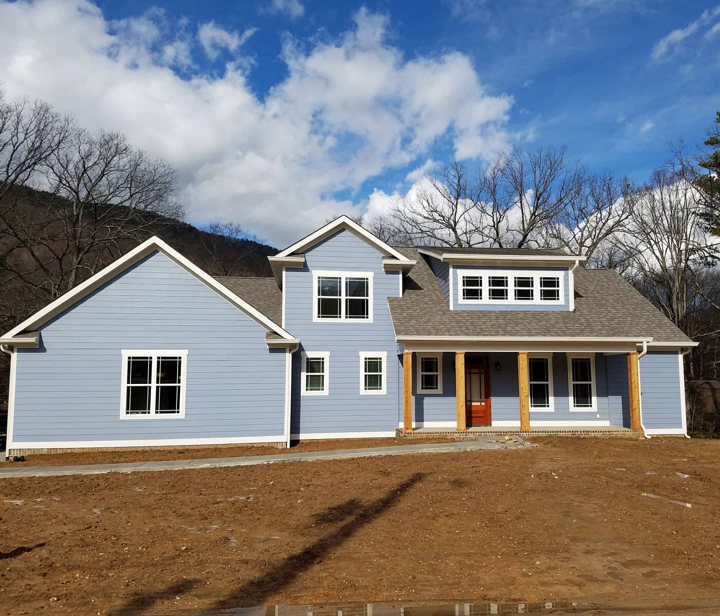 Picture perfect! 💙 We built this custom home twice in a row and both homeowners chose blue for the exterior color. Such a joyful color and an amazing floorplan boasting a two story great room, four bedrooms and a three car garage.
#customhome
#customehomebuilder
#jontotherowconstruction
#bluehouse
#blueexterior
