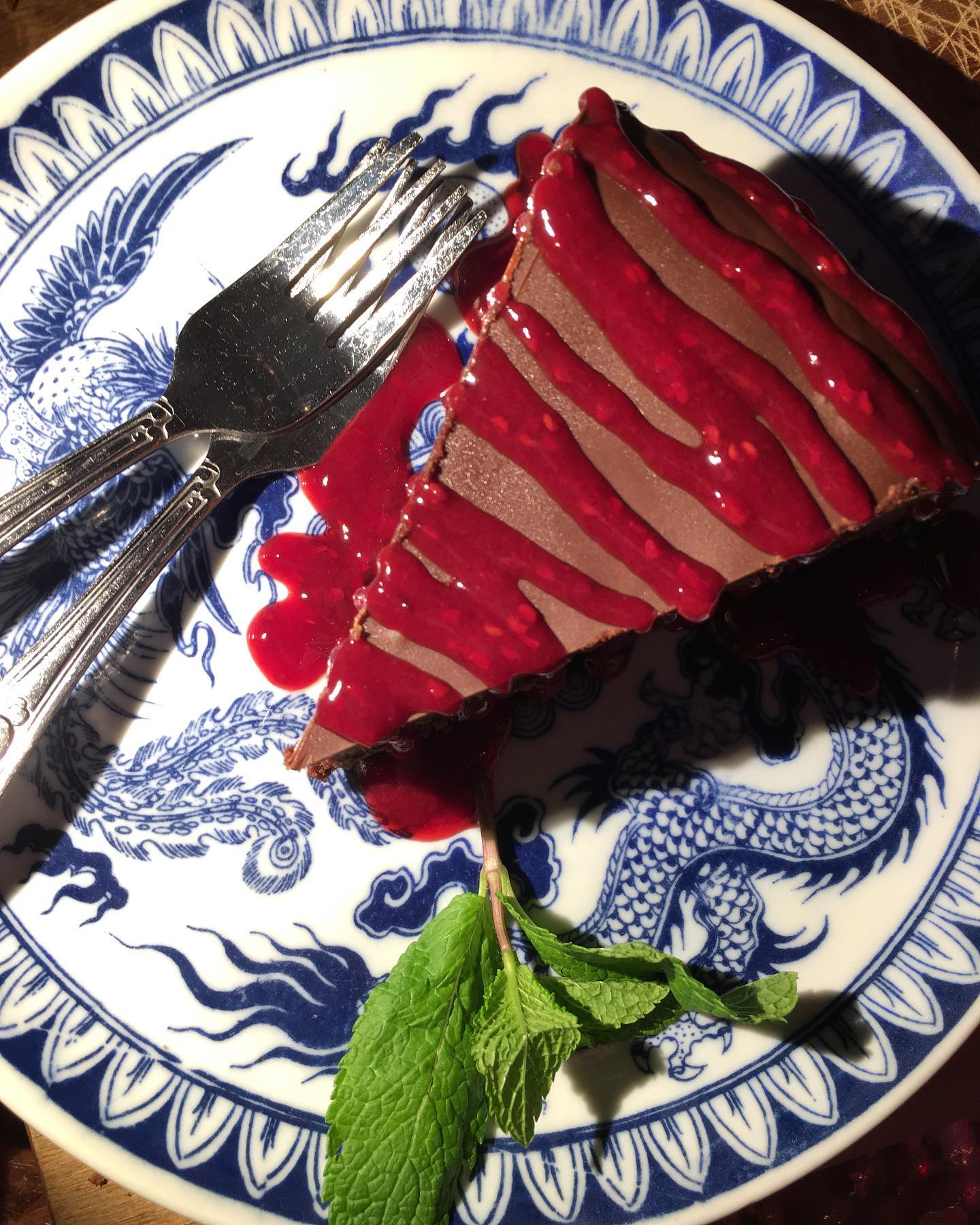 Onze heerlijke huisgemaakte chocoladetaart met pittige frambozensaus 🌶🍰🍫🍇