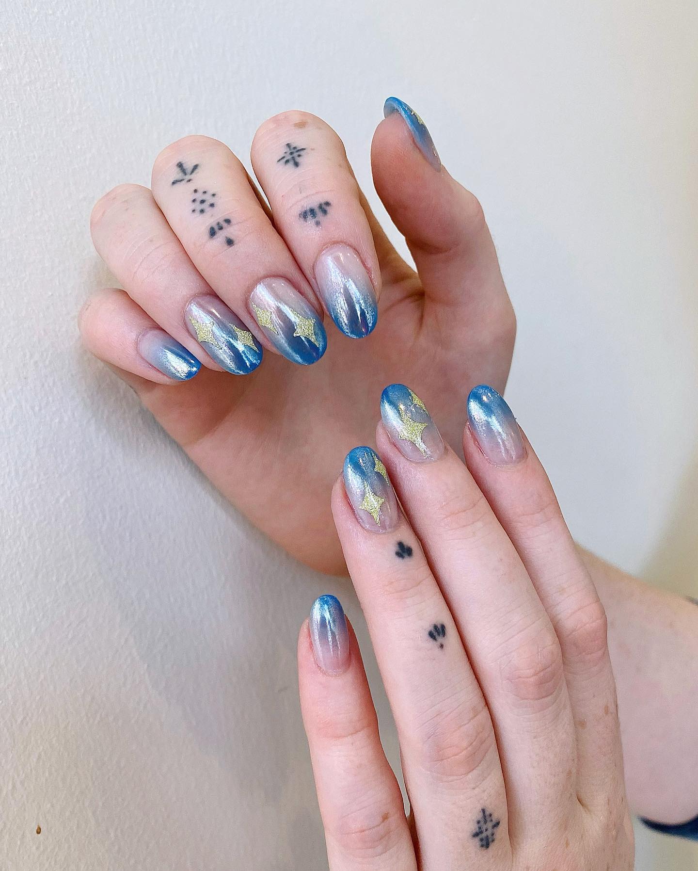 Airbrush with chrome✨💙
#nails2023 #ombrenails #nailartist #naildesign #nailtrend #bloorwest #swarovski #glitter #glitternails #gel #gelnails #handpainted #nailpolish #blingbling #nailtech #sparklenails #nailfashion #biogel #nailstagram #nailaddict #luxury #blogto #nailextensions #fullset #opi #coffinnails #ombrenails #nailsmagazine #nailsofinstagram