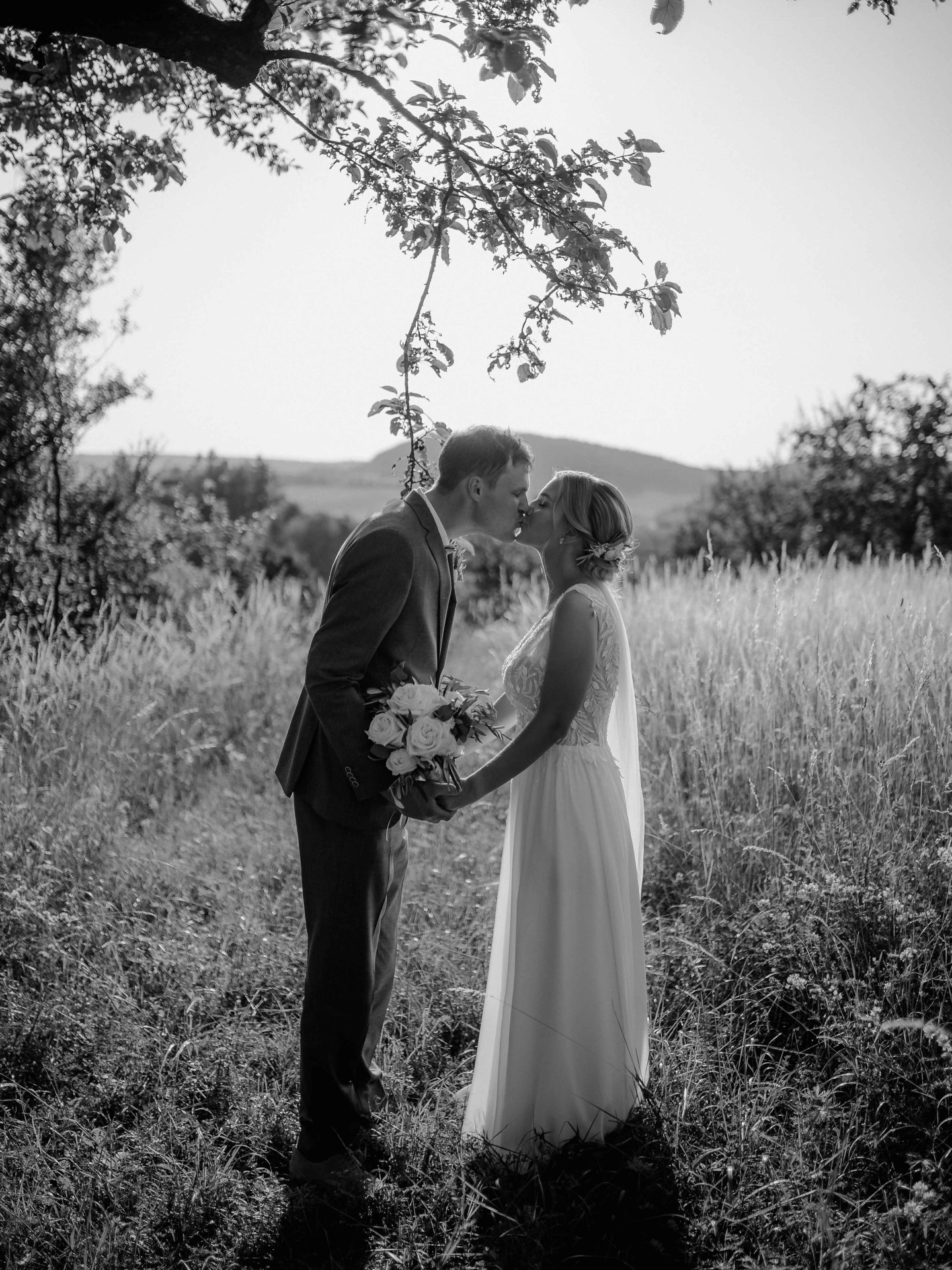 Weddingday A&K
So eine wunderschöne Hochzeit, bei der ich mich garnicht nur als Dienstleister, sondern wie ein Tag mit Freunden gefühlt hab.
Die Weintenne ist eine meiner liebsten Hochzeitslocations. Der ganze Raum ist durch die großen Fenster hell durchflutet und ihr habt auch ab dem Nachmittag bis zu eurem Abendessen einfach das schönste Licht (was für eure Bilder beim Anschnitt der Hochzeitstorte, bei der Rede eurer Familie oder Freunden oder beim zusammen feiern, super wichtig ist)
Rundherum habt ihr einfach mega viele schöne Stellen für euer Brautpaarshooting und einen tollen Spot bei dem man den Sonnenuntergang super gut sieht.
Haare und Make up @annalena.maskenbildnerin
Traurednerin @lebensglueck.trauungen
Sängerin @sophia_hochzeitssaengerin
Location @die_weintenne_weinlocation
Brautkleid & Anzug @dein.liebesglueck
Catering @metzgerei.glasauer
Torte @karostortenzauber
Blumen @kathrinsell