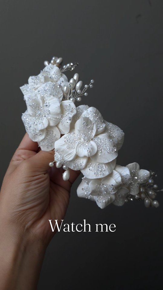 Please, turn off the lights ✨️
#handmade #hairpiece #weddinghairpiece #tocados #tocadosnovia #bespoke #engaged
