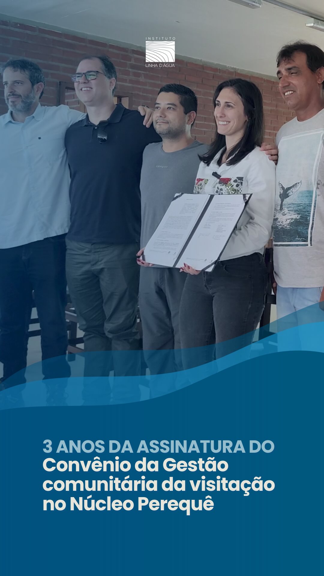 🌿✨ Três anos de uma parceria que transforma!
Neste dia 27 de janeiro celebramos o aniversário de uma conquista coletiva: há exatamente 3 anos, foi assinado o convênio entre a Fundação Florestal e a Associação de Moradores do Itacuruçá e Pereirinha (AMOIP), garantindo à comunidade tradicional o direito de gerir a visitação no Núcleo Perequê, no Parque Estadual Ilha do Cardoso.
🌊 Esta data celebra também décadas de luta: a comunidade resistiu às remoções, sobreposições e invisibilizações desde a criação do parque na década de 1960. A partir de 2010, organizou-se por meio da AMOIP e passou a reivindicar o uso e gestão do espaço, que antes abrigava um centro de pesquisa desativado, com foco no turismo de base comunitária, na autonomia local e no respeito aos seus direitos territoriais.
👣 Entre 2022 e 2023, com apoio do Instituto Linha D’Água, do Ministério Público Federal e da Defensoria Pública Estadual, a proposta inicial foi debatida ponto a ponto, em oficinas, reuniões e mapeamentos participativos. O resultado foi um modelo de parceria inovador e inspirador, que reconhece o papel central das comunidades na conservação e na gestão do uso público em Unidades de Conservação.
Ao longo desses três anos, a parceria se tornou referência nacional e internacional. Inspirou artigos científicos, eventos, formações e a produção do documentário Olhar Caiçara, que retrata esse processo sob a perspectiva de quem vive e cuida do território. A experiência segue viva e em constante aprendizado, reafirmando que conservar é também garantir permanência, cultura e dignidade.
🌊 Quando a comunidade é tratada como protagonista, e não como “beneficiária”, a conservação ganha raízes, legitimidade e futuro.
🎥 Quer entender essa trajetória inspiradora?
Assista ao documentário Olhar Caiçara no YouTube do Instituto Linha D’Água e leia os artigos no nosso blog!
📲 Comente, compartilhe, fortaleça essa ideia!
#TurismoDeBaseComunitária #IlhaDoCardoso #parceriapúblicocomunitária