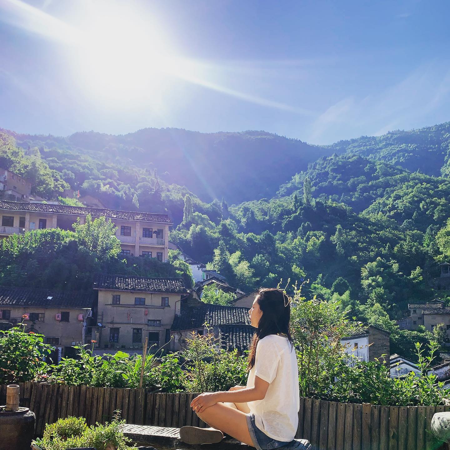 Receiving the first and last rays of the sun (sunrise and sunset)🌞 can be very healing for our third eye. Helping us having more clarity and better intuition 🙏 (and after taking the Higher Intuition flower blend I was able to feel even stronger sensations on my 3rd 👁)
Had a nice #sunrisemeditation in this very secluded, calm and quiet mini paradise somewhere in China. I was only able to hear the sounds of the little animals and running water from the river. It was very peaceful and pure ✨
#meditation #sunrise #pinealgland #pinealglandactivation #sunset #sunrisemeditation #china #flowerremedies #higherintuition #flowerremedieschina #flowerremediesshanghai