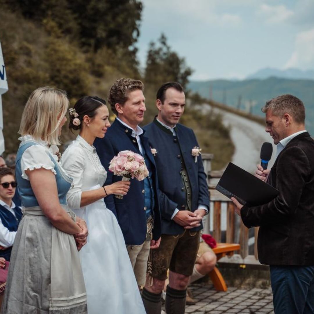 „Wir haben Liam als einen herzlichen Pastor bei unserem Traugottesdienst in den Bergen sehr geschätzt: er war authentisch, christlich und weltoffen. Er hat für uns aus diesem besonderen Tag, einen ganz wundervollen und unvergesslichen Tag gemacht. Etliche unserer Hochzeitsgäste schwärmen noch heute von Liam und seiner Rede. Auch die Segnung unseres kleines Sohnes wurde durch Liam zu einem unvergesslichen Ereignis. Dafür werden wir ihm für immer dankbar sein und verbunden bleiben.“
Herzlichen Dank, Oliver & Julie! ❤️🙏
#hochzeit #wedding #destinationwedding #trauung #trauredner #hochzeitsredner #weddingspeaker #alps #alpen #kitzbühel