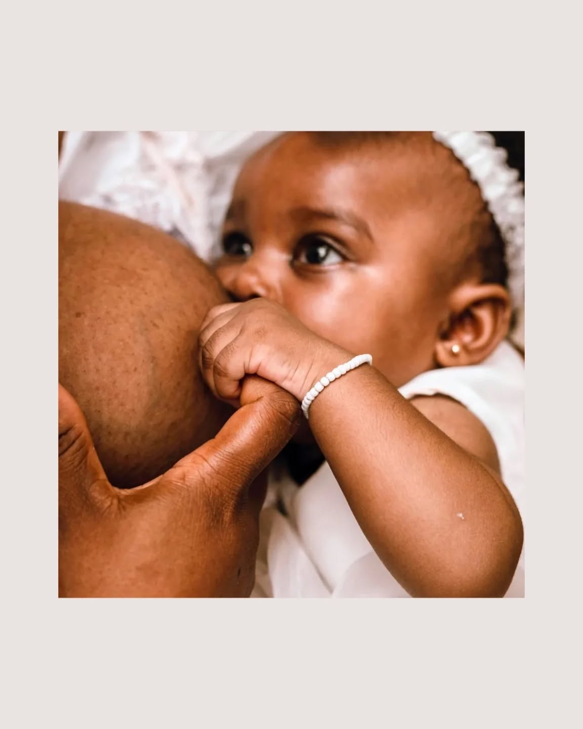 Borstvoeding geven gaat niet bij alle mama's vanzelf 😕 Het kan pijn doen 🥴, je baby kan moeite hebben met drinken of het kan lijken alsof je te veel of te weinig melk aanmaakt. Soms lukt het zelfs helemaal niet 😥
In die gevallen kan je de hulp inroepen van een lactatiekundige👩🏼. Hij of zij zal jou en je baby observeren tijdens de voeding, zal kijken hoe je borsten eruitzien en/of hoe de baby drinkt 🤱🏻
De lactatiekundige luistert, observeert, analyseert en geeft vervolgens advies 💡
Bij sommige mutualiteiten krijg je voortaan 50 euro voor een consultatie bij een lactatiekundige IBCLC terug.
Wens je dus graag een consult bij onze lactatiekundige, dan kan je een afspraak maken via ons contactformulier, via info@deronding.be of via 032837272
Heb jij recht op die terugbetaling van jouw mutualiteit? Breng dan zeker het formulier mee en onze lactatiekundige Anneleen, vult het met plezier in 🤗