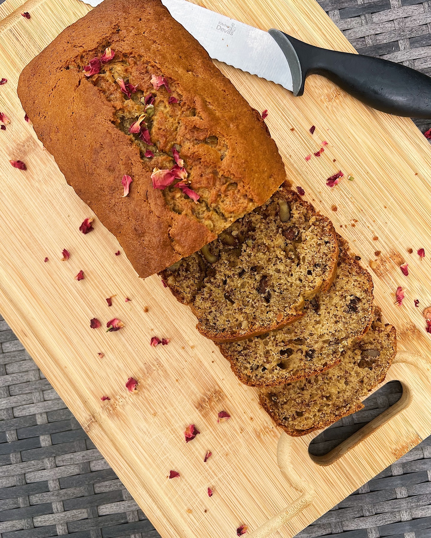 Banana Bread 🍌
.
A twist on a classic banana bread, added Pistashio paste and walnuts to take it to the next level.
Is this a bit of you or what..🥴
.
#bananabread #banana #pistashio #walnuts #baking #foodblogging #dessert