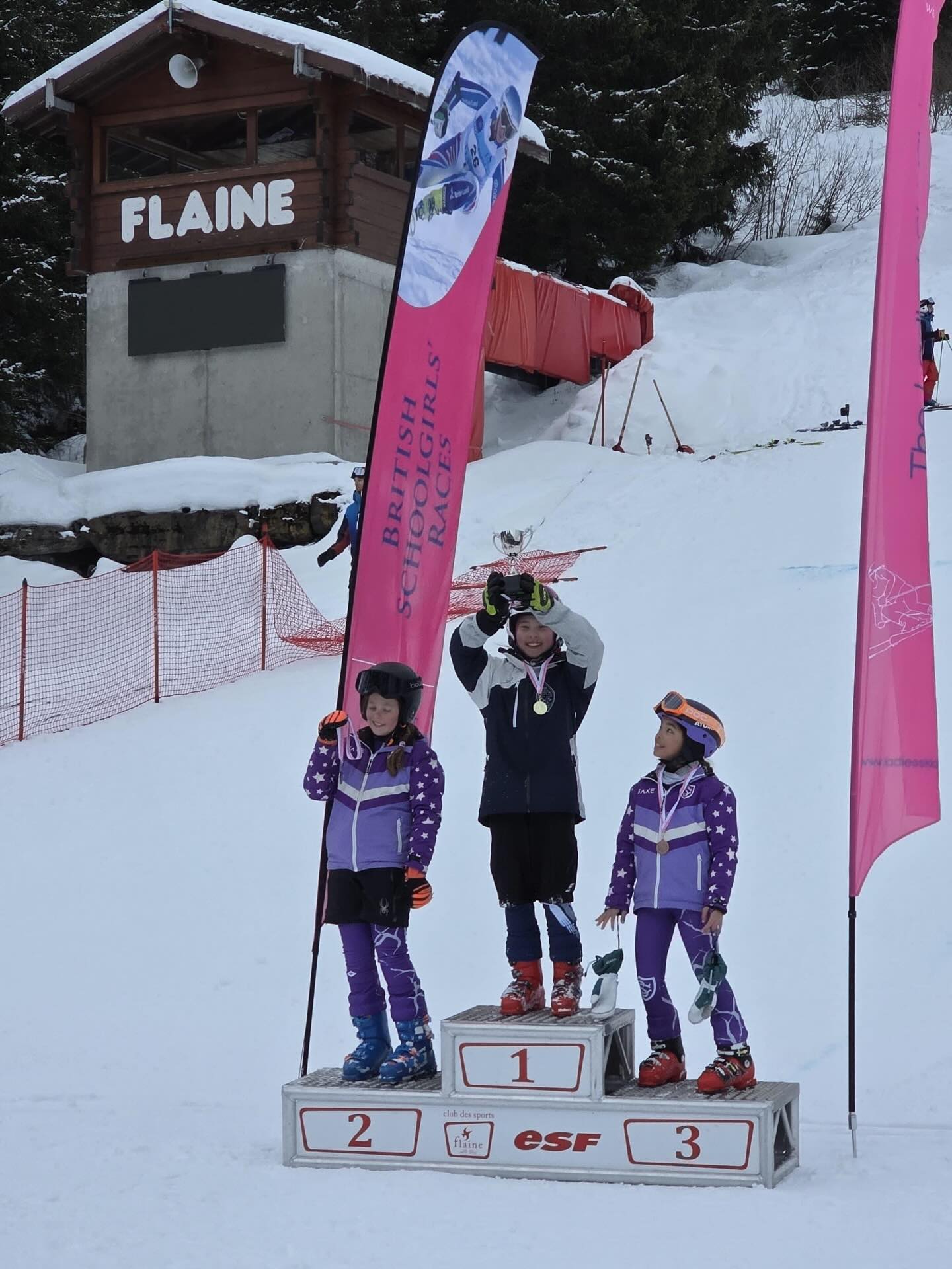 Very exciting day at the British School Girls today!!Huge congratulations to Athena for her 🥇 in the U12 individual dual slalom at the @bsraces British Schoolgirls today and a very well done too to Kinty, who also raced in the semi final!
In the teams, SPSRC members Saskia and Rose won 🥈 with their Surbiton High School team in the team parallels!
Lovely to see so many members and alumni out racing for their schools.