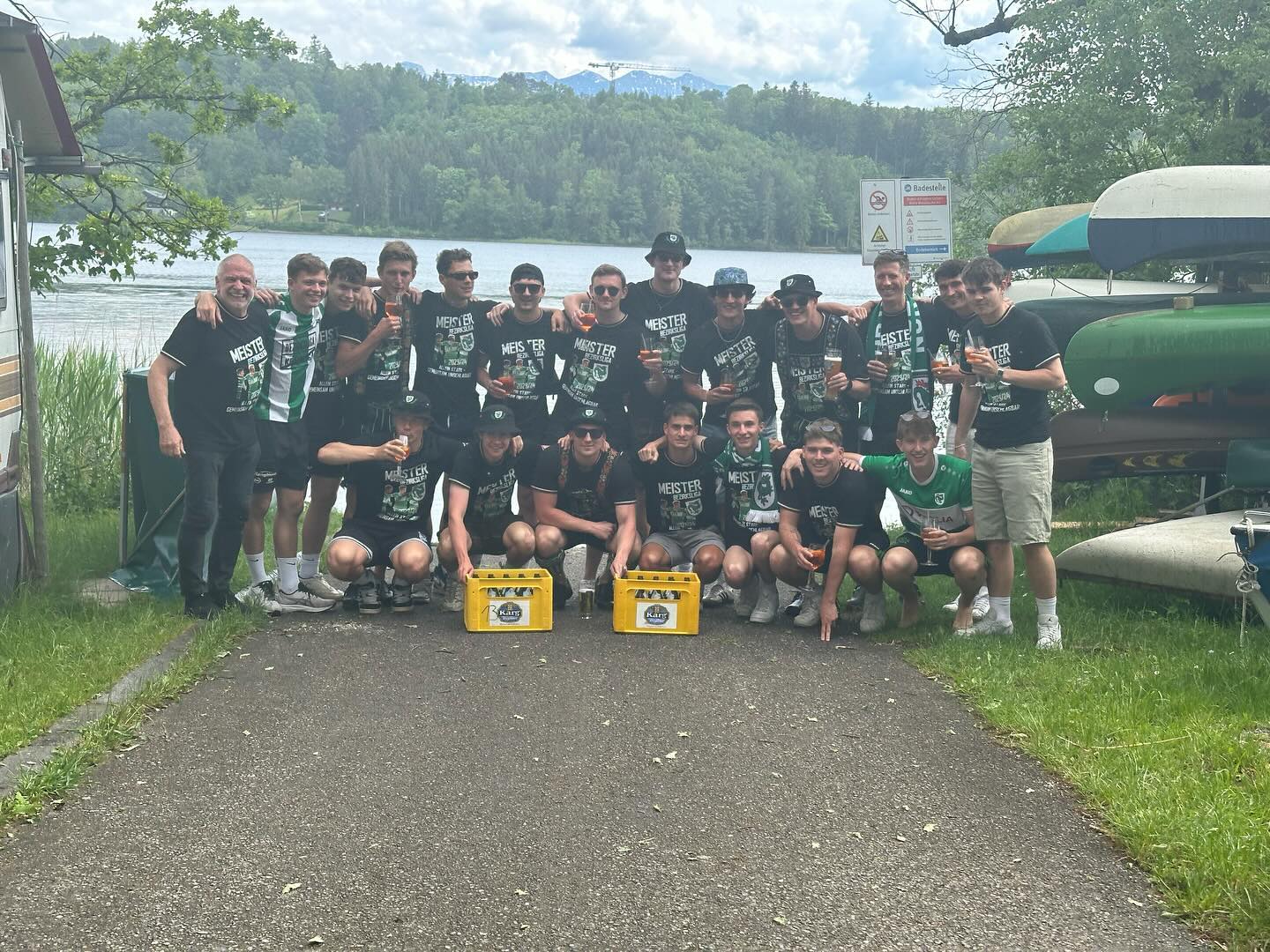 Tag 3 der Aufstiegsfeier! Und Zeit wird es sich beim @stsmurnau für die Aufstiegsshirts zu bedanken💚🐉
Weiter bedanken wir uns bei allen ehrenamtlichen helfern und @autohaus_stanglmair für die Spielerbusse sowie die Fanbusse von Reisebusse Ortner!
Uns wurde auch einiges an Freibier spendiert von unserem Bürgermeister @beutingrolf und unserem Wirt von der Waldklause, dafür danke!!!
Ein letzter ganz ganz spezieller Dank an an unseren Präsident Michael Adelwart ohne den hier mal gar nix laufen würde! Danke für alles was du für uns tust💚