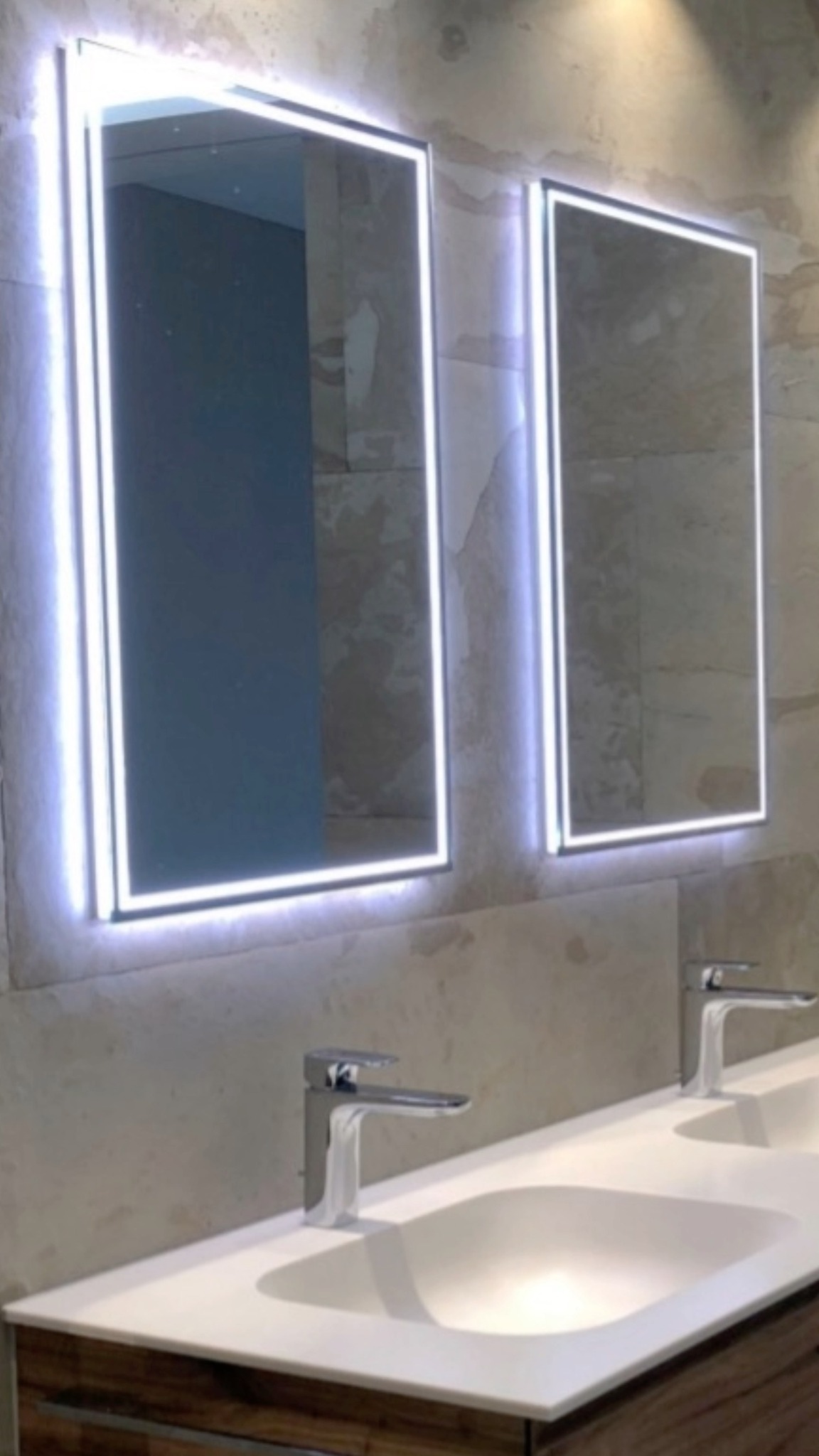 Der Tag beginnt vor dem Spiegel.
Mit Licht, Ruhe und einem Moment ganz für dich.
Spiegelschrank oder Flächenspiegel? Wenn Form, Licht und Stauraum perfekt zusammenspielen, entsteht mehr als nur Funktionalität. 🪞✨