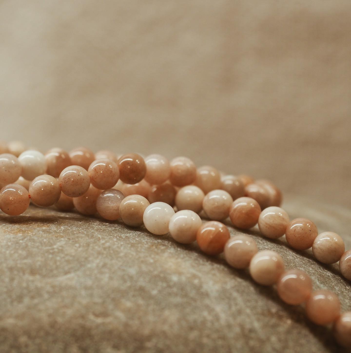 Sonnenstein - der Stein für Optimismus. Einer meiner Lieblingssteine.. ✨
Er strahlt mit seiner sanften Farbe eine tiefe Selbstsicherheit aus und erinnert uns in voller Liebe an unsere persönlichen Sonnenseiten.