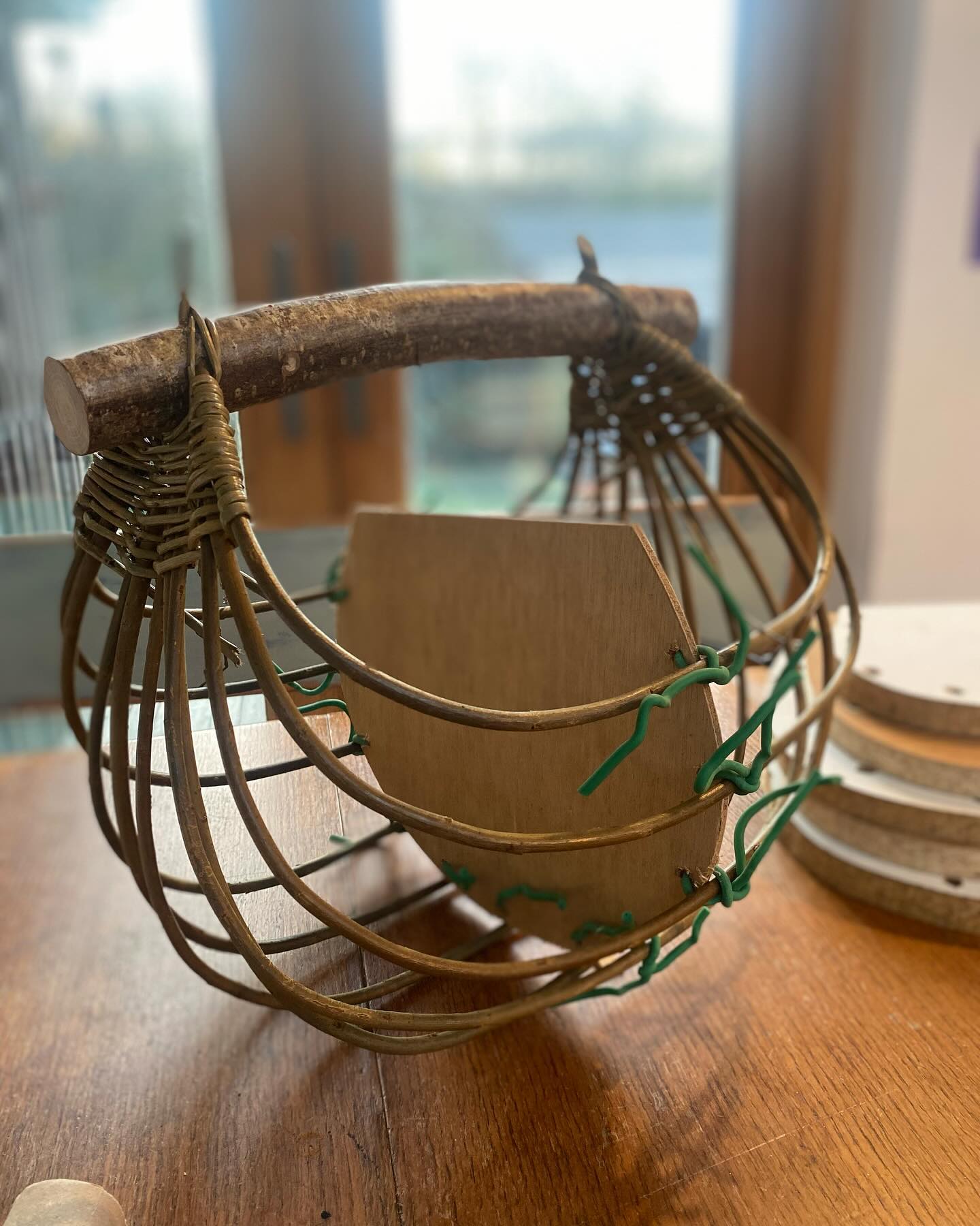 Just sharing the excitement of a new make. I got to this point last night after a lot of prep time , new formers made, ribs set and now it’s early morning I can’t wait to just weave , see if it might actually come together as I hope
Xmas cards are swept aside, hot tea made, dressing gown still on and fingers crossed, it’s a good thing I work from home!!!
#newproject #weavingfromhome #makingspacetomake #willowweaver